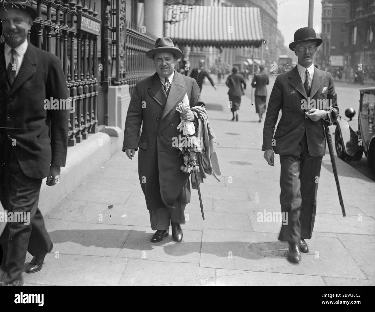 Il funzionario austriaco espulso dalla Germania arriva a Londra . Il Dr. Wasserbaeck , la stampa attache alla legazione austriaca di Berlino, che fu espulsa dal governo tedesco come rappresaglia per l' arresto dei rappresentanti di Hitler a Vienna, giunse a Londra per diventare Consigliere alla legazione austriaca in Gran Bretagna. È stato nominato dal Cancelliere Dollfus subito dopo l'incidente di Berlino. Foto mostra il dottor Wasserbaeck che cammina nel centro di Londra , subito dopo il suo arrivo . 16 giugno 1933 Foto Stock