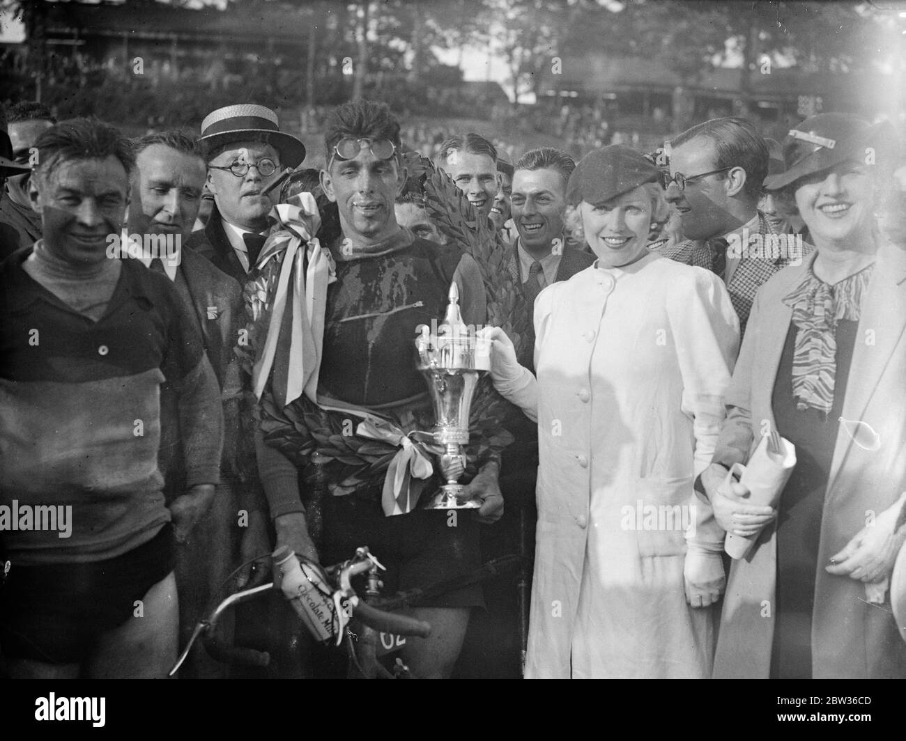 Vincitore della prova ciclistica di 100 chilometri a Brooklands . J J Salt of Liverpool ha vinto i 100 km di prove ciclistiche che si sono svolte presso la pista di Brooklands, Weybridge, Surrey. J J Salt viene presentato con il trofeo dopo aver vinto la gara. 18 giugno 1933 Foto Stock