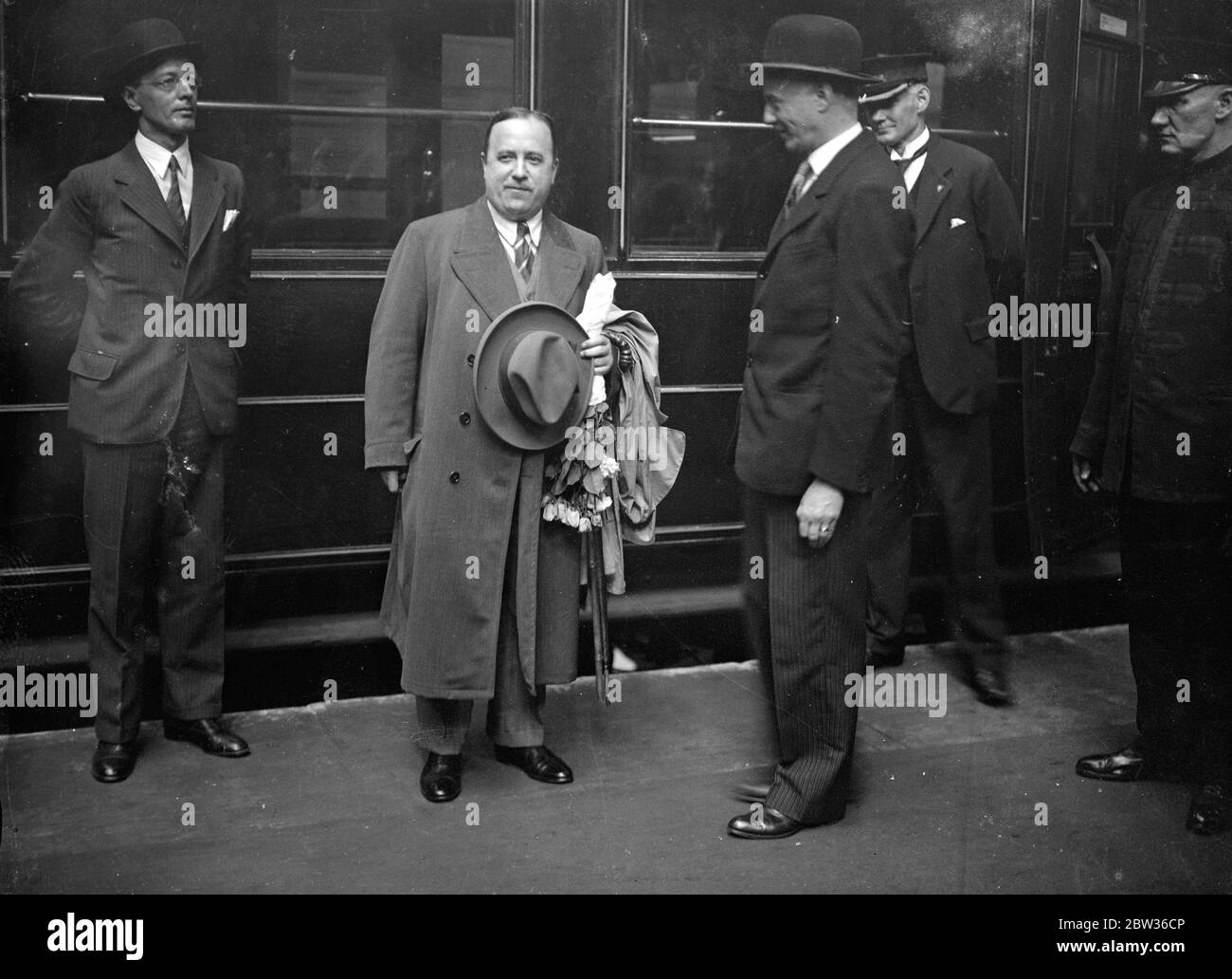 Il funzionario austriaco espulso dalla Germania arriva a Londra . Il Dr. Wasserbaeck , la stampa attache alla legazione austriaca di Berlino, che fu espulsa dal governo tedesco come rappresaglia per l' arresto dei rappresentanti di Hitler a Vienna, giunse a Londra per diventare Consigliere alla legazione austriaca in Gran Bretagna. È stato nominato dal Cancelliere Dollfus subito dopo l'incidente di Berlino. Foto mostra il dottor Wasserbaeck sul binario della stazione di Liverpool Street , Londra , al suo arrivo . 16 giugno 1933 Foto Stock