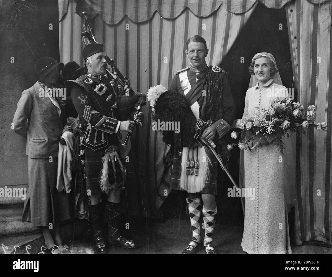 Seaforth Highlander al matrimonio di Londra . Il capitano C P , Ronald Johnston degli Highlanders di Seaforth , era sposato con la sig.ra Hermione Grey , figlia del tenente colonnello Clive Grey , nella chiesa di St George , Hanover Square , Londra . Lo sposo è figlio del tenente colonnello W J Johnston di Lesmurdie , Elgin , che ha scritto la marcia delle nozze suonata alla cerimonia . Foto , la sposa e lo sposo sono in filodifo dalla chiesa . 15 novembre 1933 Foto Stock