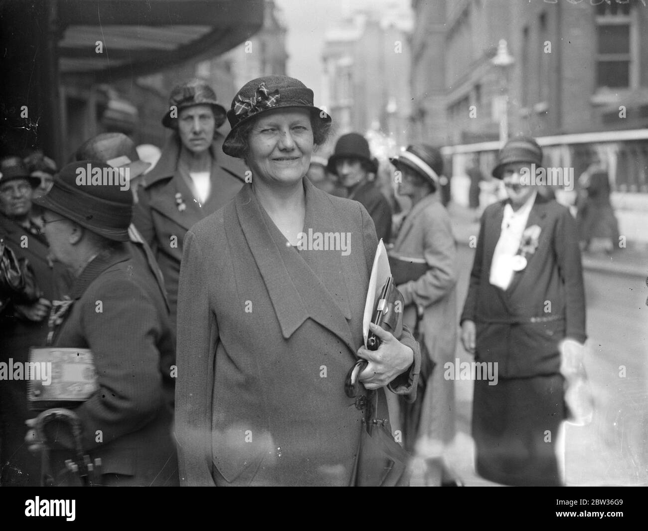 La signora Emmy Freundlich , membro del Parlamento austriaco, è qui in onore del grande Congresso Nazionale della Cooperativa delle Donne , che celebra il suo cinquantesimo anniversario . Madame Freundlich è il leader del movimento cooperativo femminile in Austria . Durante la Conferenza economica del 1927 a Ginevra è stata vicepresidente , la prima donna ad essere vicepresidente di una grande conferenza internazionale . Spettacoli fotografici , Madame Emmy Freundlich fuori su una vista - vedere tour di Londra . 19 giugno 1933 Foto Stock