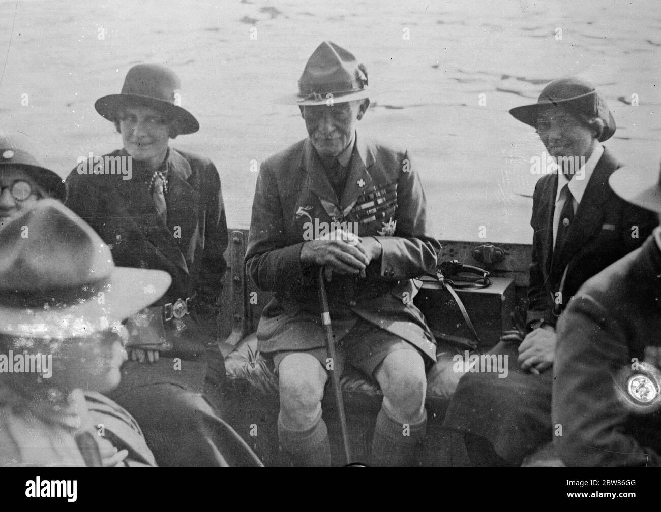 Lord and Lady Baden Powell e gli Scout inglesi arrivano a Stoccolma durante la crociera sul Baltico. Lord Baden Powell , il capo scout , Che con Lady Baden Powell e settecento dei membri più anziani del movimento Scout , sta facendo un tour degli stati baltici con lo scopo di promuovere la buona volontà tra i rami del movimento in quei paesi , è arrivato a Stoccolma . Lord and Lady Baden Powell con la testa delle Guide svedesi Maria Dillner , che si sbarcheranno in un lancio dal liner Calgaric a Stoccolma . 23 agosto 1933 Foto Stock