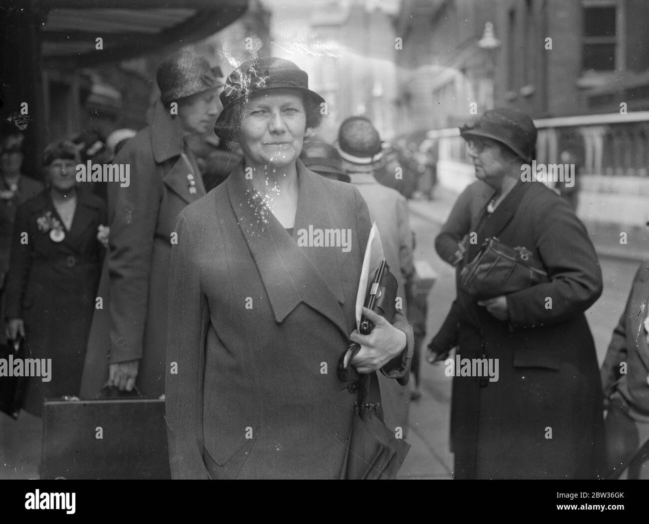 La signora Emmy Freundlich , membro del Parlamento austriaco, è qui in onore del grande Congresso Nazionale della Cooperativa delle Donne , che celebra il suo cinquantesimo anniversario . Madame Freundlich è il leader del movimento cooperativo femminile in Austria . Durante la Conferenza economica del 1927 a Ginevra è stata vicepresidente , la prima donna ad essere vicepresidente di una grande conferenza internazionale . Spettacoli fotografici , Madame Emmy Freundlich fuori su una vista - vedere tour di Londra . 19 giugno 1933 Foto Stock