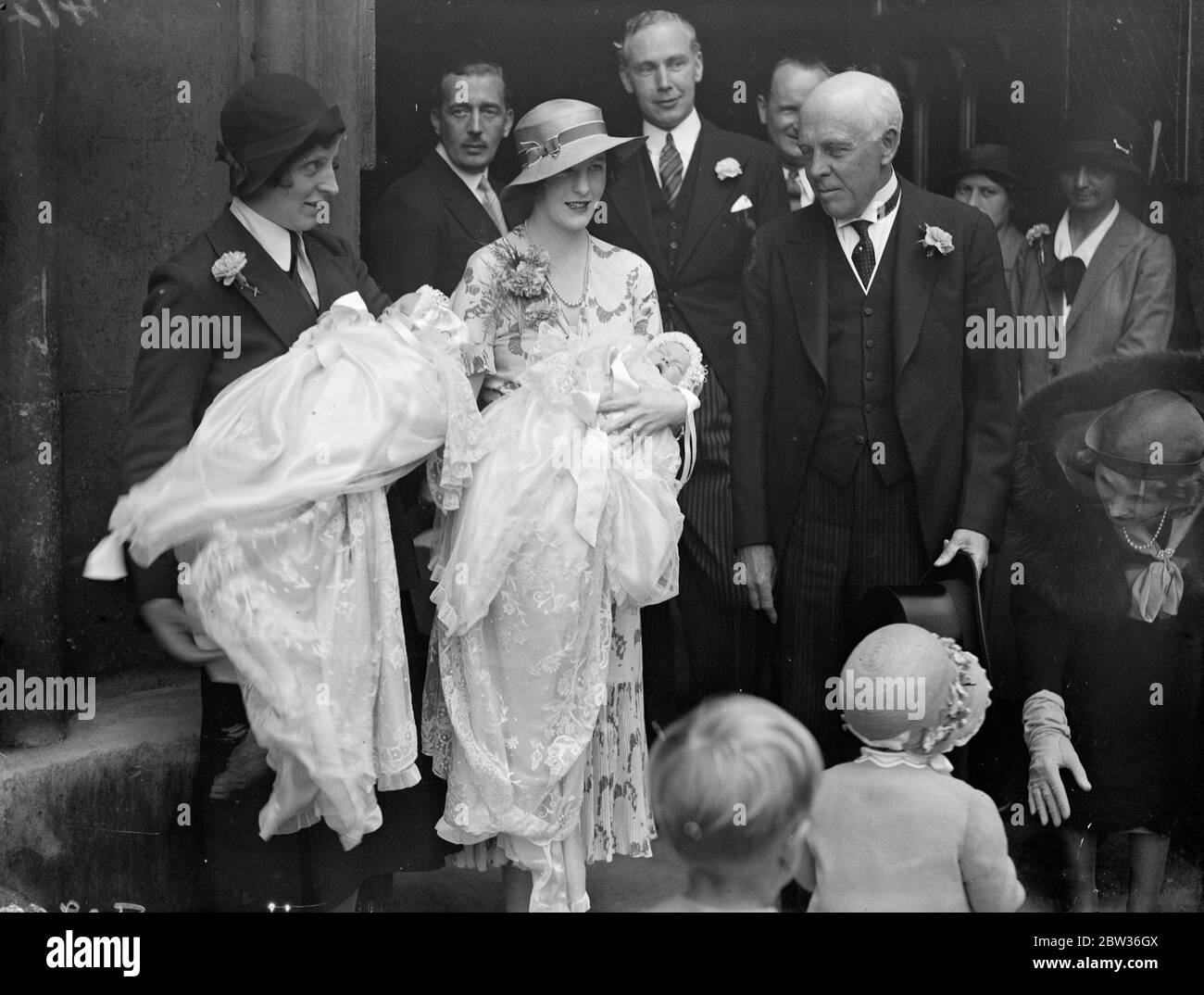 Lord Ashfield come padrino a Christening dei suoi nipoti gemelli . Tra i  padrini al battesimo dei figli gemelli di MR e Barford nella Chiesa di St  Margaret , Westminster , c'era
