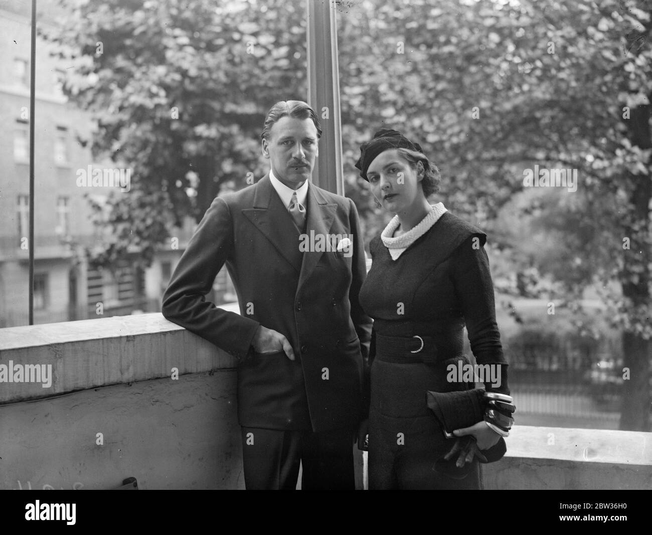 Il matrimonio si svolgerà nell' autunno del Barone Costantino Stackelberg , figlio unico di Barone Nicolai , ex Maestro delle cerimonie dell' Imperatore di Russia , e della baronessa Helene Stackelberg di Poeddes , Estonia , E Madame Madeleine Soldatenkov, nipote del signor Martin Vogel, ex sub-Tesoriere degli Stati Uniti, e della signora Vogel. Il barone Constantine Stackelberg e Madame Madeleine Soldatenkov fotografarono insieme a Londra dopo l'annuncio del loro impegno . 17 agosto 1933 Foto Stock