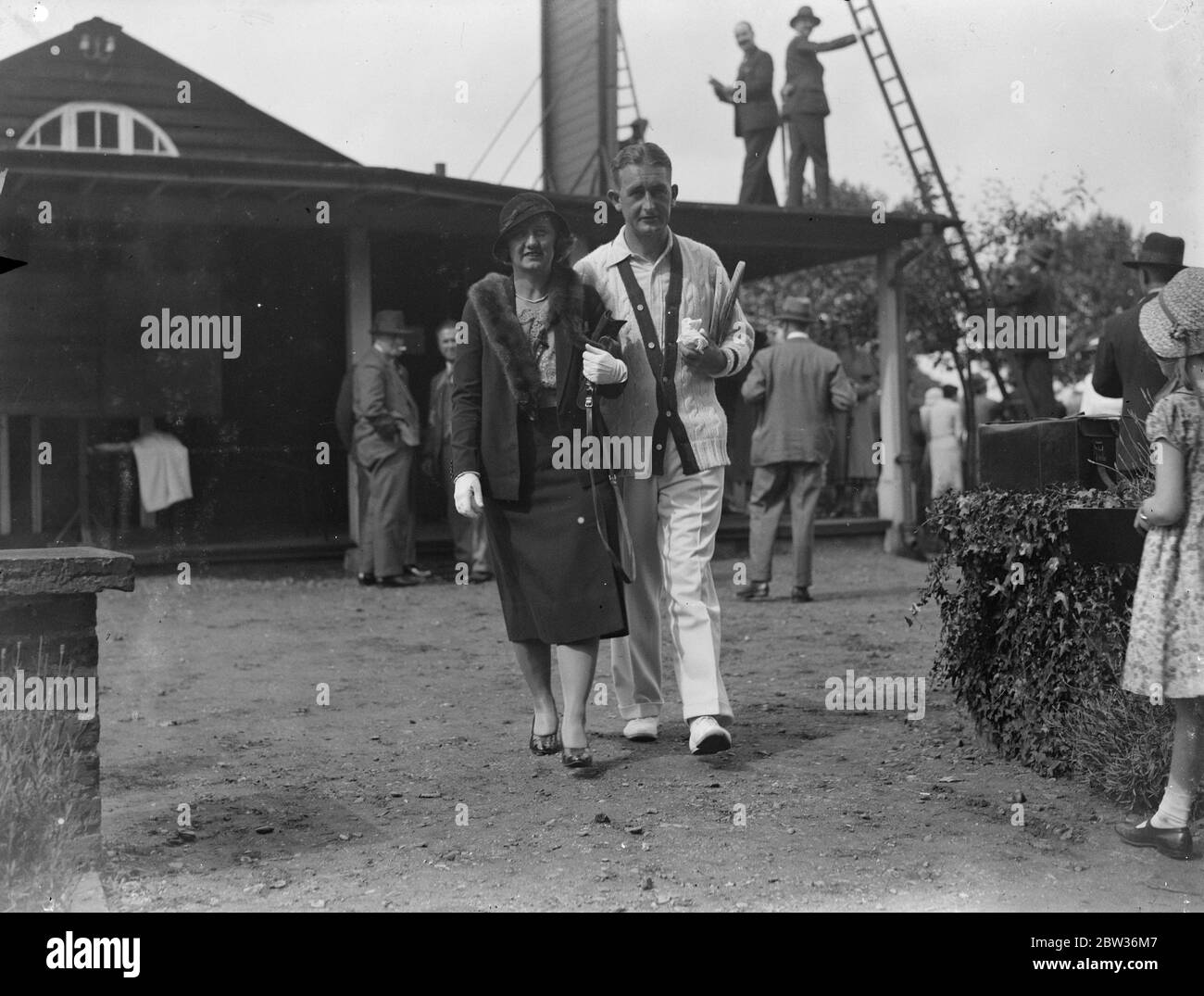 Le star di Wimbledon hanno suonato alla reception di Roehampton alla vigilia dell'apertura dei campionati. La ricezione annuale del Club Internazionale di tennis del prato per i giocatori internazionali che gareggeranno nei Campionati di Wimbledon si è svolta al Roehampton Club di Londra alla vigilia dell'apertura dei campionati. Spettacoli fotografici ; J Crawford , la stella australiana con sua moglie alla reception . 25 giugno 1933 Foto Stock