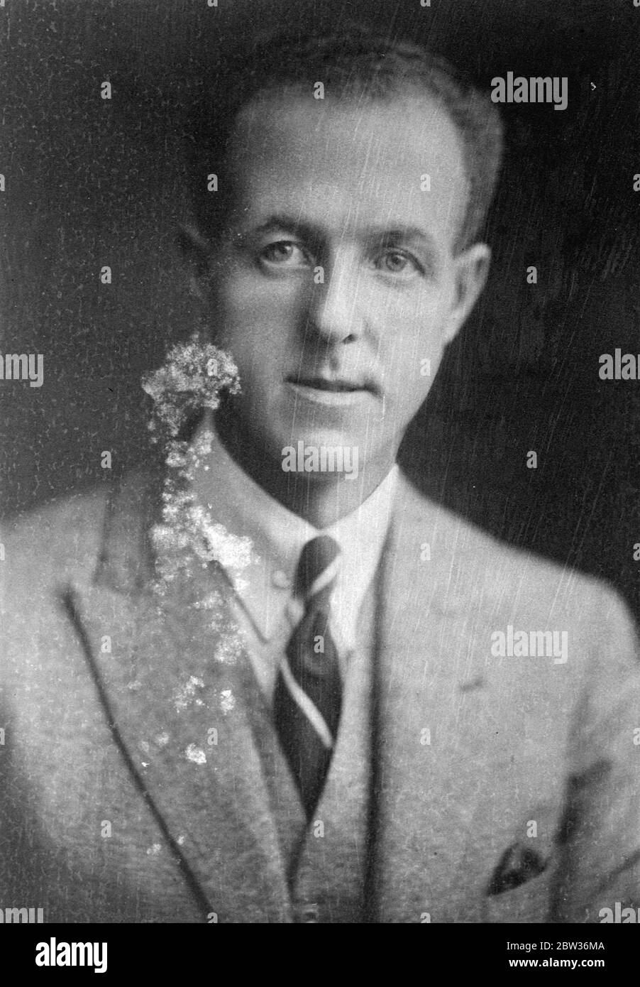 La sposa può accompagnare il marito in volo per l' Australia . Dopo aver rotto il record per il viaggio in Inghilterra . Il signor James Woods , pilota scozzese australiano che era già in RAF, intende lasciare Broome , Australia nordoccidentale il 4 luglio , nel tentativo di battere il record del signor J A Mollison per un volo in Inghilterra. Concedendosi solo due ore di sonno ogni ventiquattro spera di fare il viaggio in sei giorni , usando un aereo di Moth de Havilland Gipsy . La signora Mollie Woods , giovane moglie dell' airman , che detiene anche un certificato pilota, probabilmente tornerà in Australia con suo marito Foto Stock