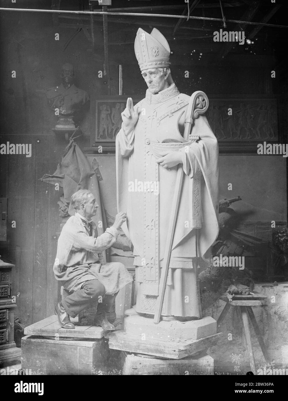 Nuova statua per la Royal Hospital School di Holbrook . Il sig. J A Stevenson , scultore londinese, sta lavorando ad una statua di San Nicola , patrono dei marinai , che adornerà l' estremità occidentale della cappella della Royal Hospital School di Holbrook, Suffolk, Che è stato recentemente aperto dal Principe di Galles . Spettacoli fotografici ; il signor J A Stevenson lavora sulle statue di San Nicola nel suo studio londinese . 23 agosto 1933 Foto Stock