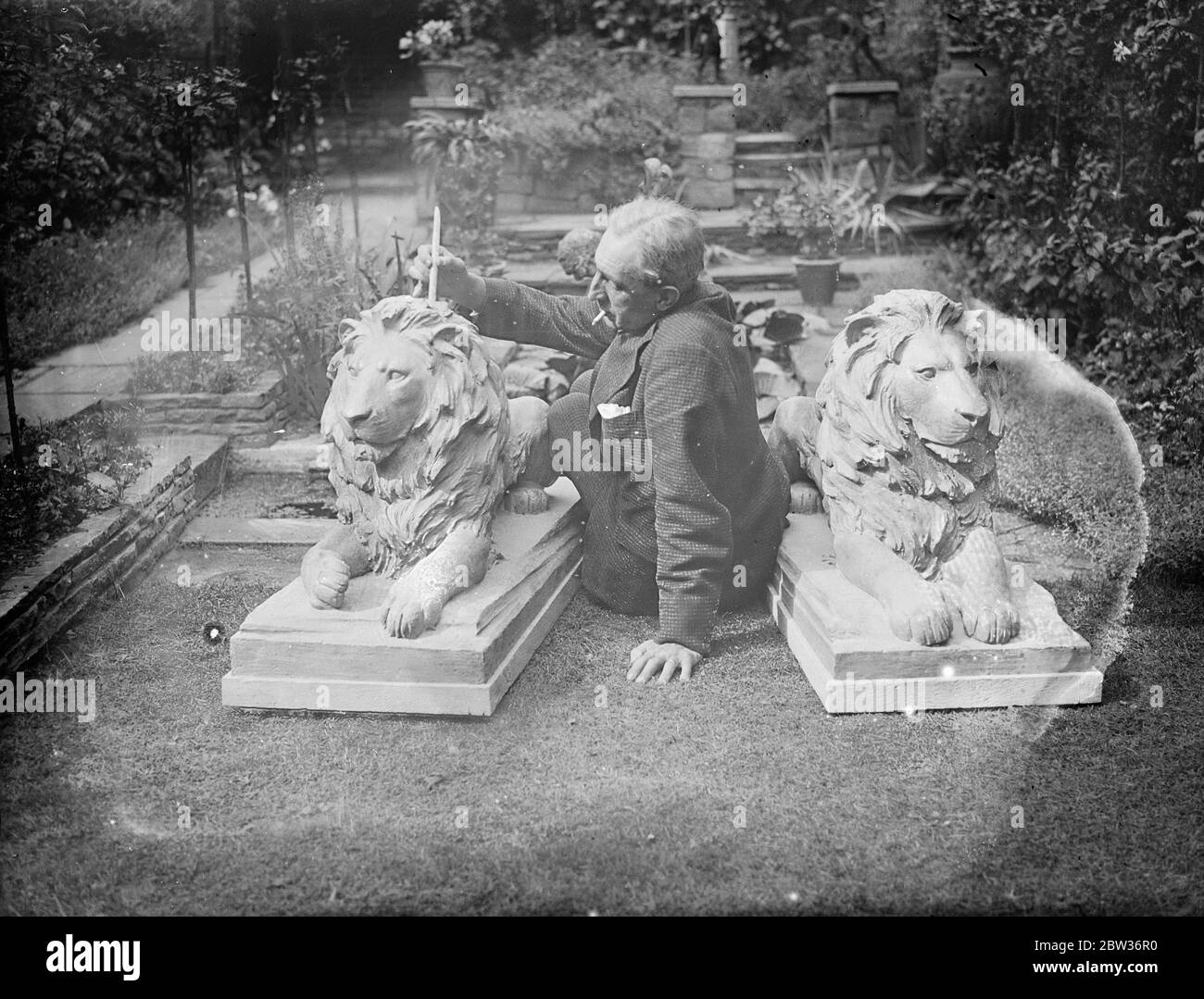 Nuova statua per la Royal Hospital School di Holbrook . Il sig. J A Stevenson , scultore londinese, sta lavorando ad una statua di San Nicola , patrono dei marinai , che adornerà l' estremità occidentale della cappella della Royal Hospital School di Holbrook, Suffolk, Che è stato recentemente aperto dal Principe di Galles . Spettacoli fotografici ; il signor J A Stevenson al lavoro sulle statue nel suo studio londinese . 23 agosto 1933 Foto Stock