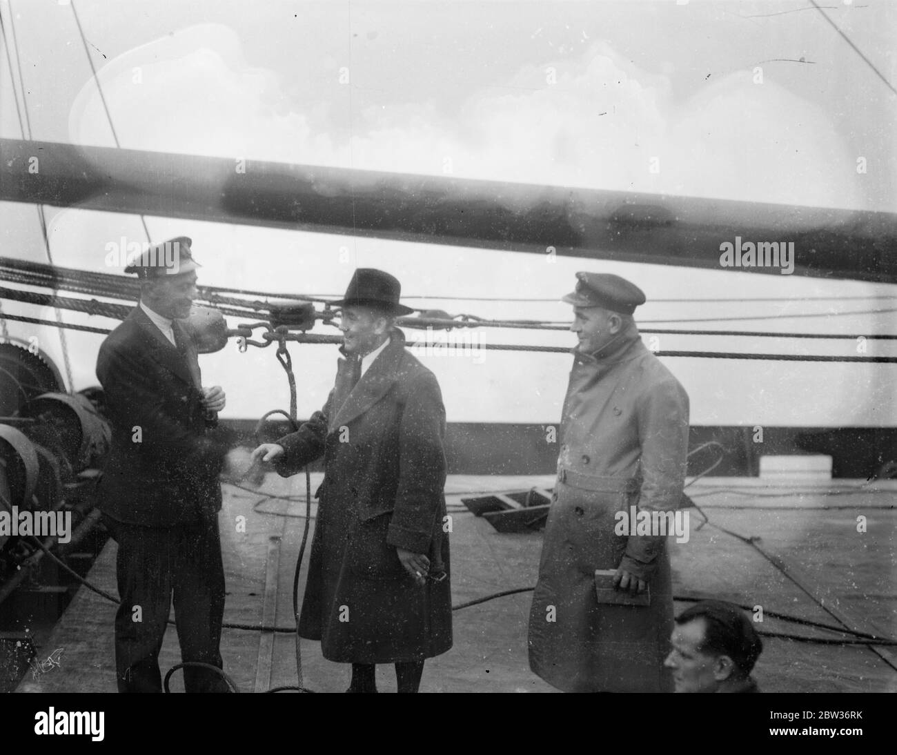 Alex James torna a casa dopo un viaggio di salute sul cargo a vapore a Bordeaux . Alex James , il capitano dell'Arsenale e Scottish International , che si recò a Bordeaux nel cargo-vaporizzatore Falcon per il bene della sua salute dopo aver danneggiato la caviglia , tornò a casa nella stessa barca che arrivava a Southampton . Spettacoli fotografici ; Alex James stringe le mani con il capitano della SS Falcon all'arrivo a Southampton da Bordeaux . 27 novembre 1933 Foto Stock