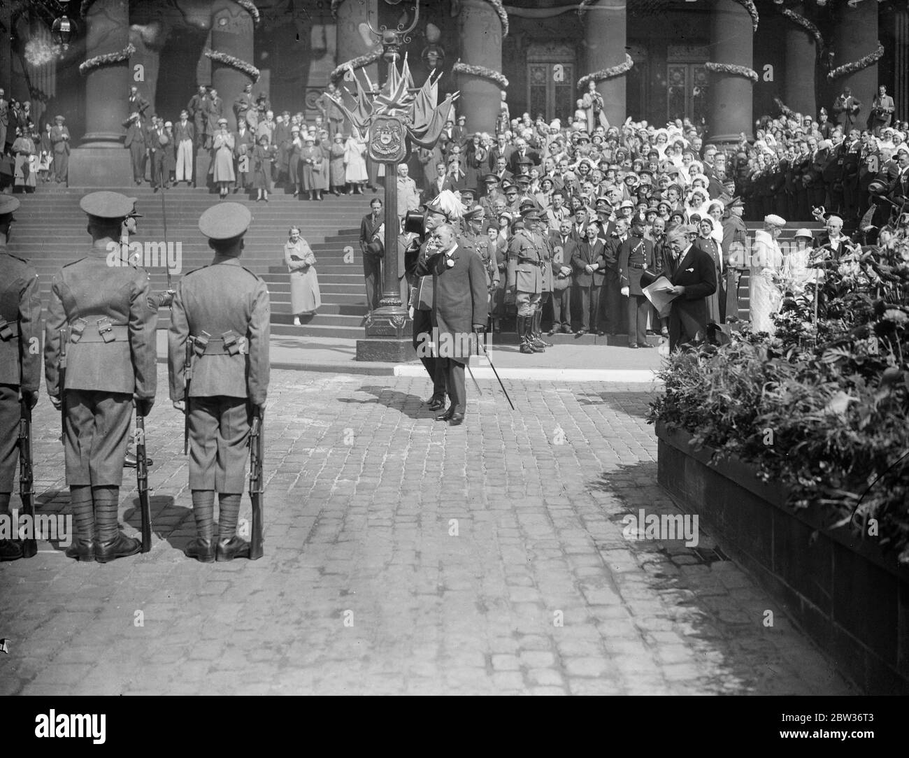 King e Queen aprono una nuova grande sala civica a Leeds . Spettacoli fotografici ; Re Giorgio V arrivo a Leeds . 23 agosto 1933 Foto Stock