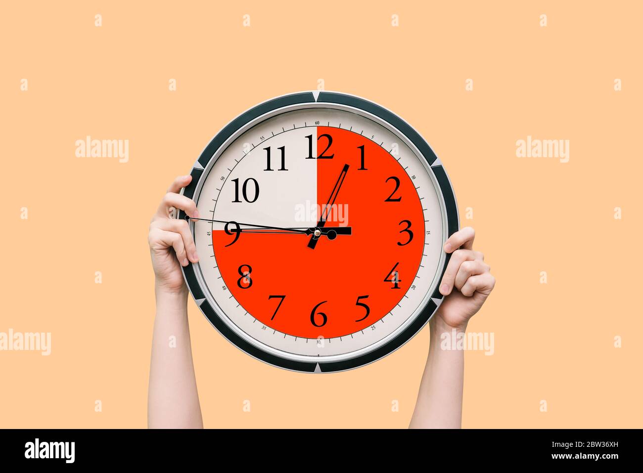 Orologio rotondo con quadrante mostra tre quarti di ora. Il timer è di  quindici minuti. Guarda nelle mani di una donna. Il concetto di un programma  Foto stock - Alamy