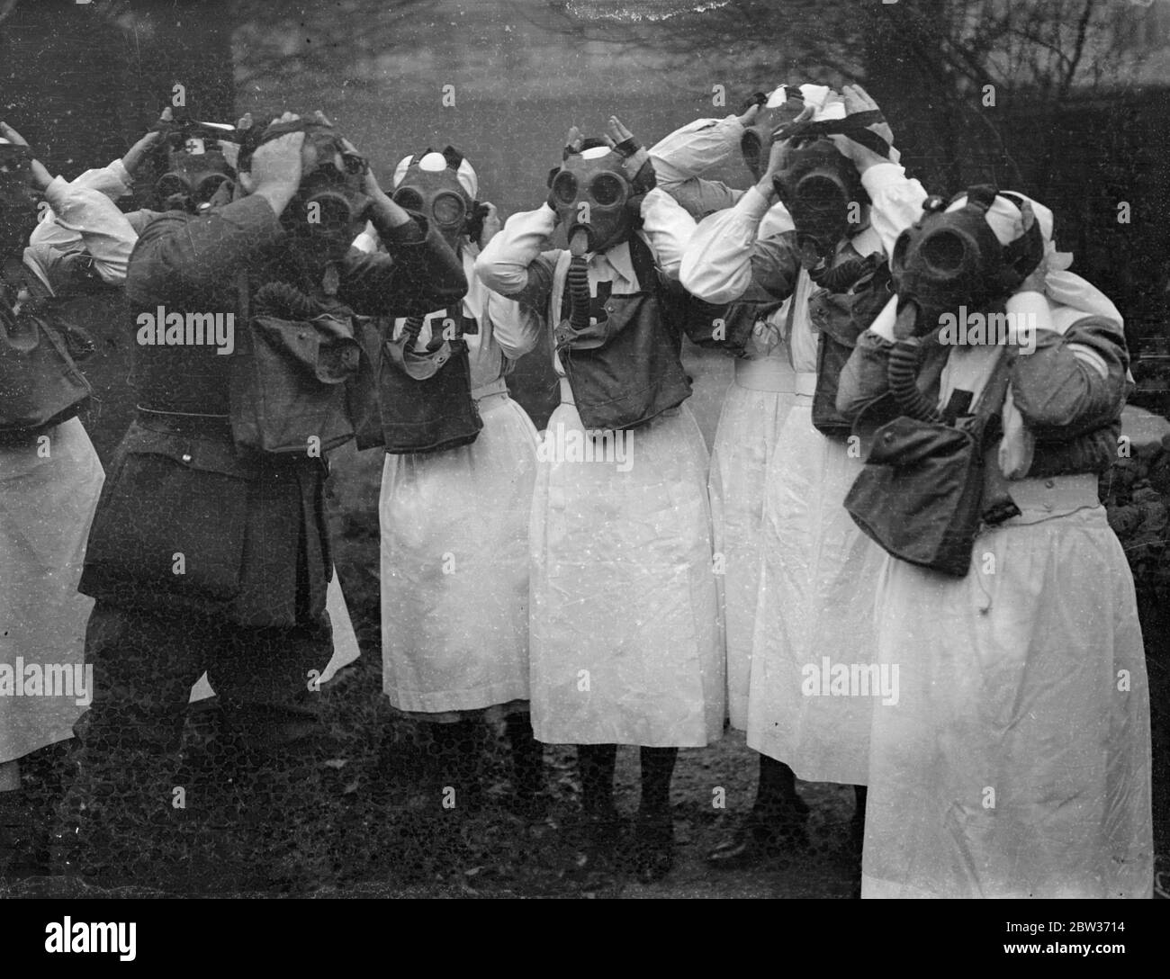 Formazione per combattere gli attacchi aerei in guerra . Gli infermieri del ramo Camberwell del distaccamento volontario di aiuti si stanno formando per combattere gli attacchi di gas velenosi in tempo di guerra , seguendo così il comando delle donne in tutto il continente . Indossando maschere a gas hanno dimostrato le misure più recenti e la velocità con cui queste possono essere messe in uso in caso di emergenza . Foto spettacoli ; VAD' s in maschere a gas che assistono ad una ' vittima' durante un' attacco' a Camberwell . 4 dicembre 1933 Foto Stock
