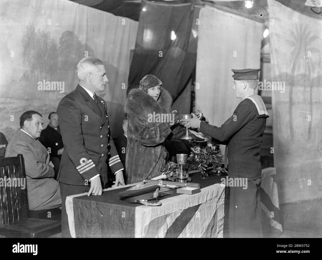 Lady Currie presenta premi ai ragazzi di Arethusa . Lady Currie , moglie di Sir William Currie , ha consegnato premi natalizi ai ragazzi della nave da addestramento Aretusa di Upnor , sulla Medway . Spettacoli fotografici ; Lady Currie presenta la Rob Roy Cup per tutte le conoscenze generali a Ernest Cook . 13 dicembre 1933 Foto Stock