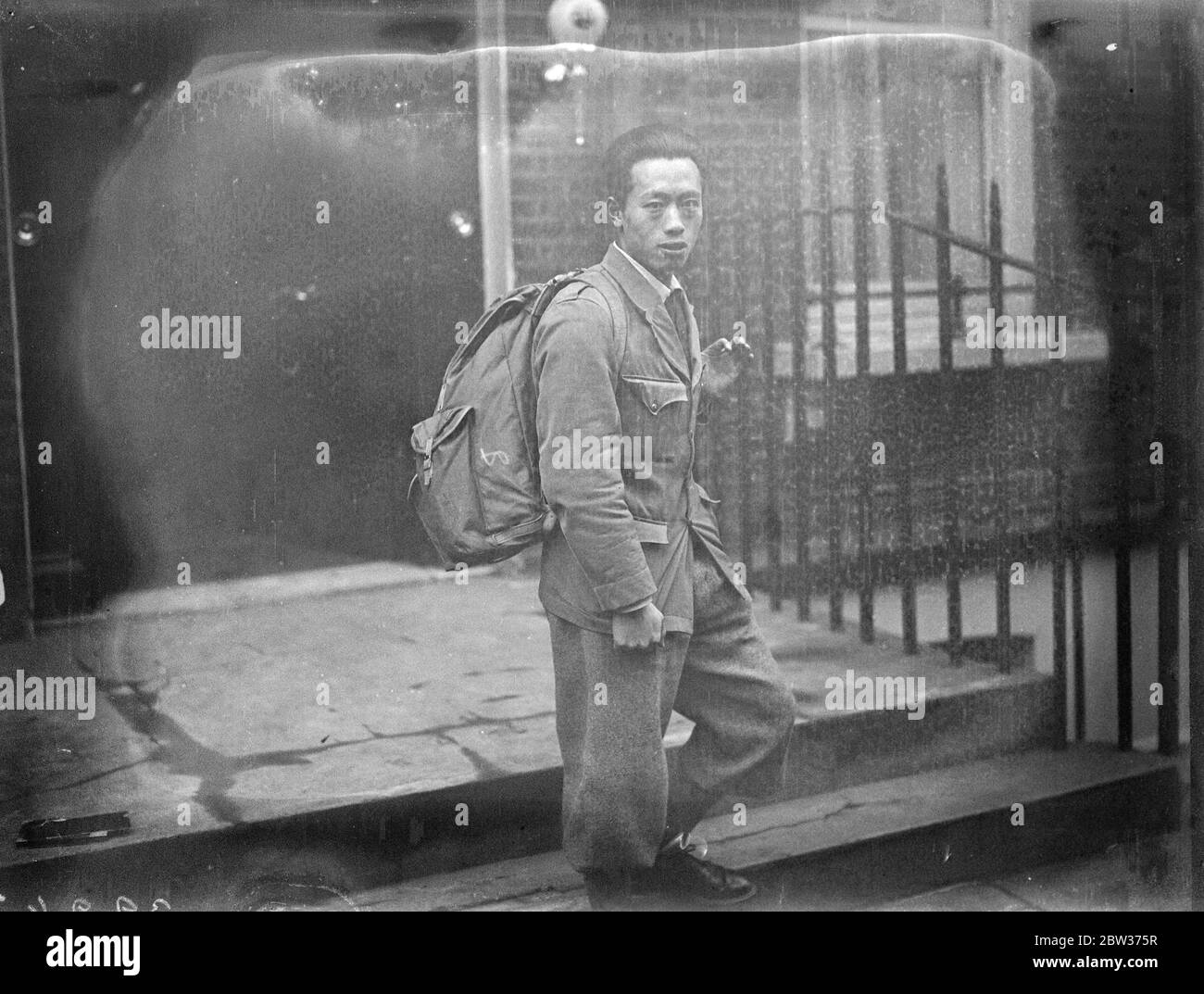 24 anni cinese a Londra dopo tre anni a piedi da Shanghai - ora andando a piedi a casa via d'America. Il signor T M Poon , cinese di 21 anni originario di Shanghai , si trova a Londra dopo aver percorso tutta la strada dalla Cina attraverso il Tibet , l' India e la Persia . Ha impiegato tre anni per compiere il viaggio e ha lavorato in parte per la sua strada . Da Londra sta procedendo , sempre a piedi , a Liverpool , Scozia e Irlanda . Poi andrà a New York e farà la sua strada a casa , completando un tour mondiale . Spettacoli fotografici ; MR T M Poon a Londra . 28 novembre 1933 Foto Stock