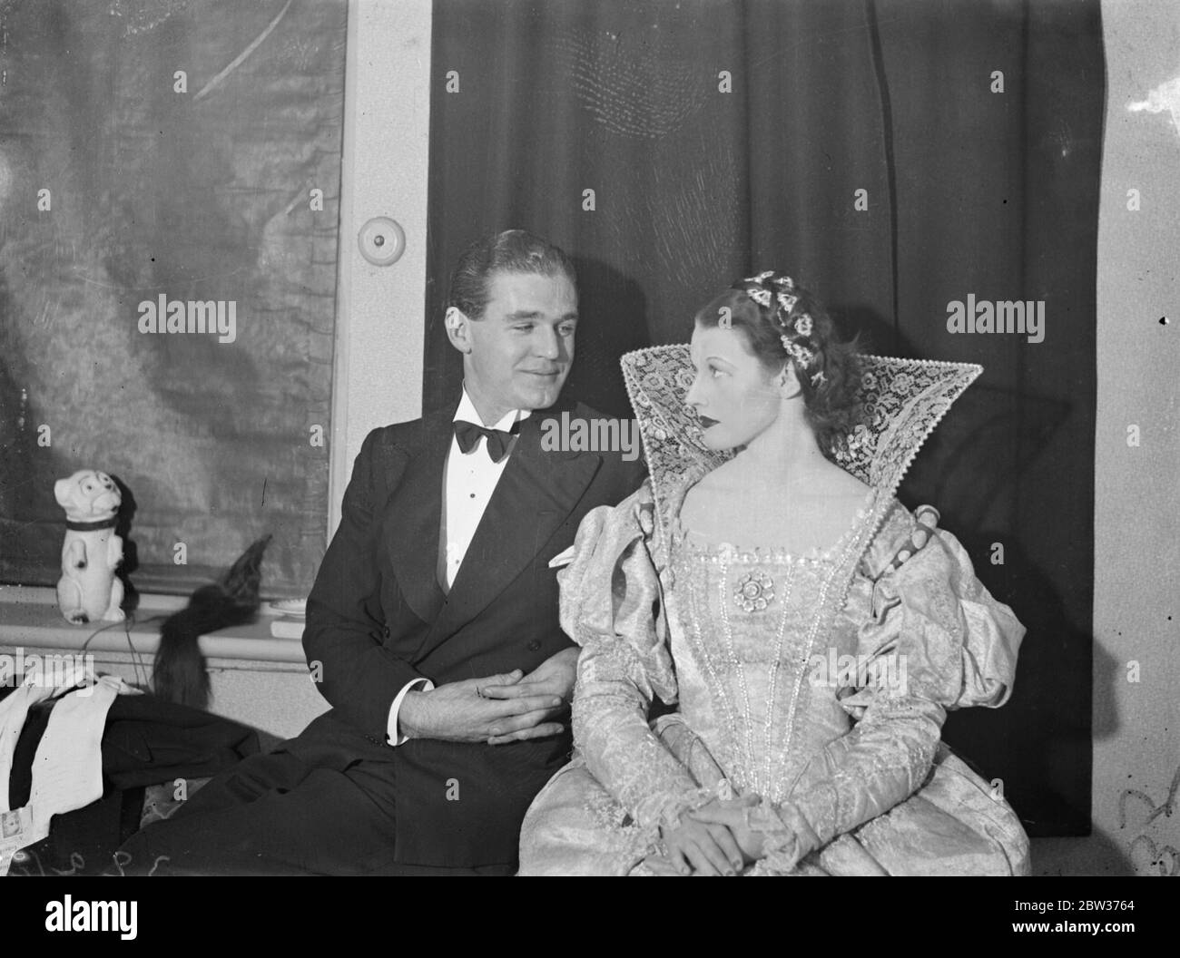 La sig.na Joan Maude sposerà l'ex rugby scozzese internazionale . La signora Joan Maude l' attrice , figlia di Miss Nancy Prince , che suona nel Rose Without a Thorn al Teatro del Duke of York , Londra sposerà il signor Frank Waters , il Cambridge Blue e l' ex Rugby International scozzese . Miss Maude che ha 25 anni , è apparso con grande successo in Jew Suss . Foto mostra ; Miss Joan Maude nel suo vestito come Katherine Howard , che sta giocando nella Rose Without a Thorn , e MR Frank Waters . 27 novembre 1933 Foto Stock