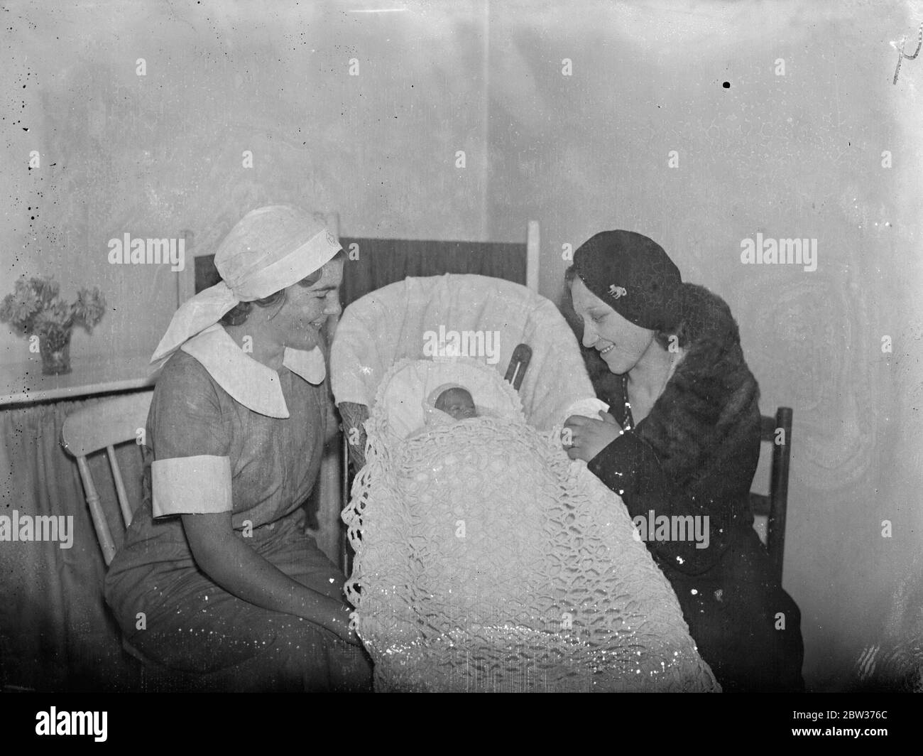 La madre visita il più piccolo bambino di Londra . Ora pesa tre libbre . Quando la signora Taylor , madre di Jean Patricia Taylor , il più piccolo bambino di Londra , ha visitato la casa dei Babies di St Thomas , Lambeth , ha scoperto che Jean ora punta la scala a 3lb . Ha ora un mese , avendo pesato solo 1½Ibs quando è nata . Jean non è ancora fuori dalla lista di pericolo . Non sarà fino a che non avrà raggiunto 5lb . Spettacoli fotografici ; Jean Patricia Taylor , il più piccolo bambino di Londra , con la madre e un'infermiera alla casa di St Thomas's Babies . 15 dicembre 1933 Foto Stock