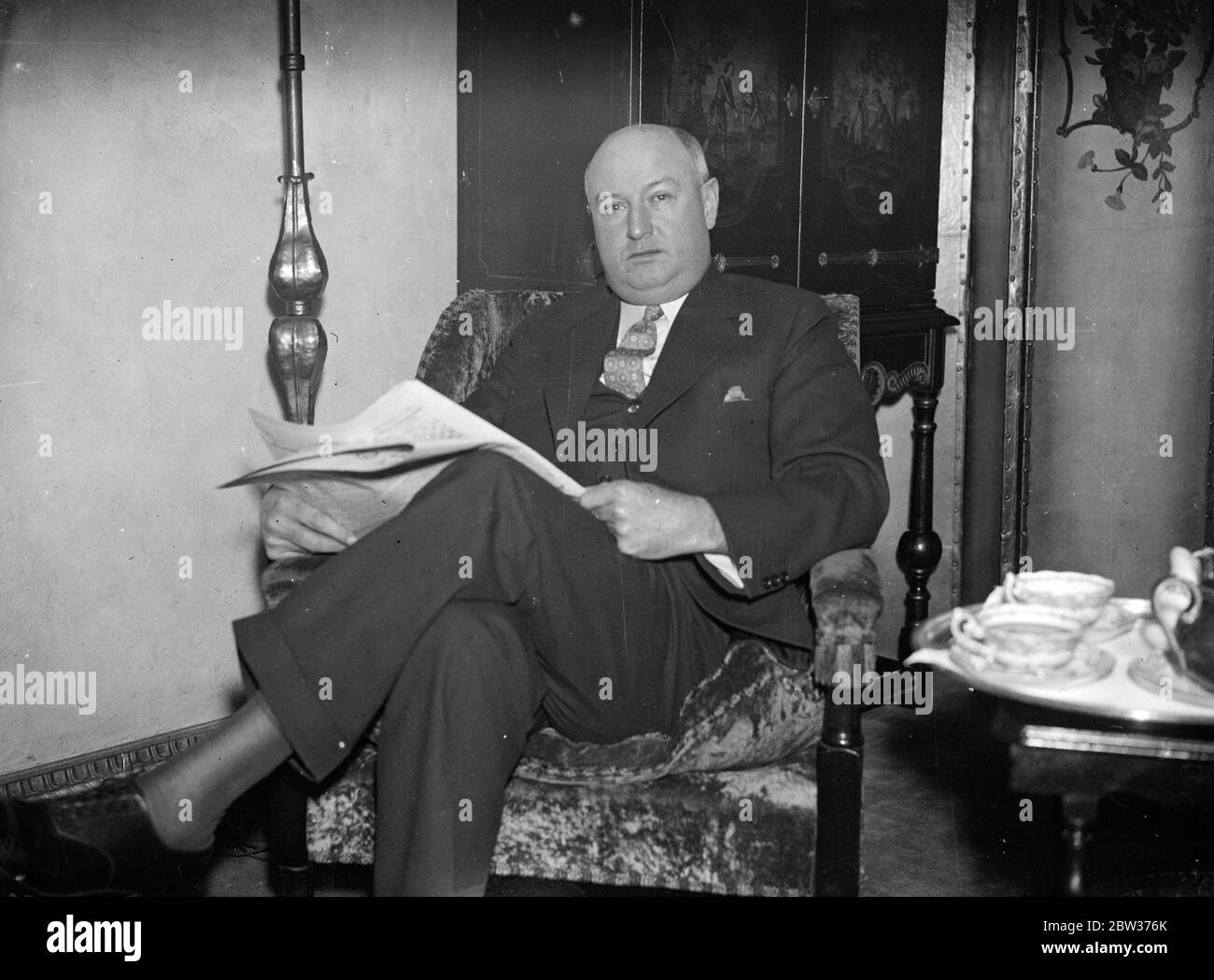 Il Postmaster generale americano paga una visita in volo a Londra e telefona all' America . Il sig. James Farley, il sig. General del Postmaster degli Stati Uniti, ha volato da Parigi a Londra in una visita di volo per un giorno. Intende tornare domani . Il signor Farley deve ispezionare alcuni accordi postali britannici al fine di ridurre il deficit di funzionamento del servizio postale degli Stati Uniti. Spettacoli fotografici ; MR James Farley nel suo hotel a Londra . 15 dicembre 1933 Foto Stock