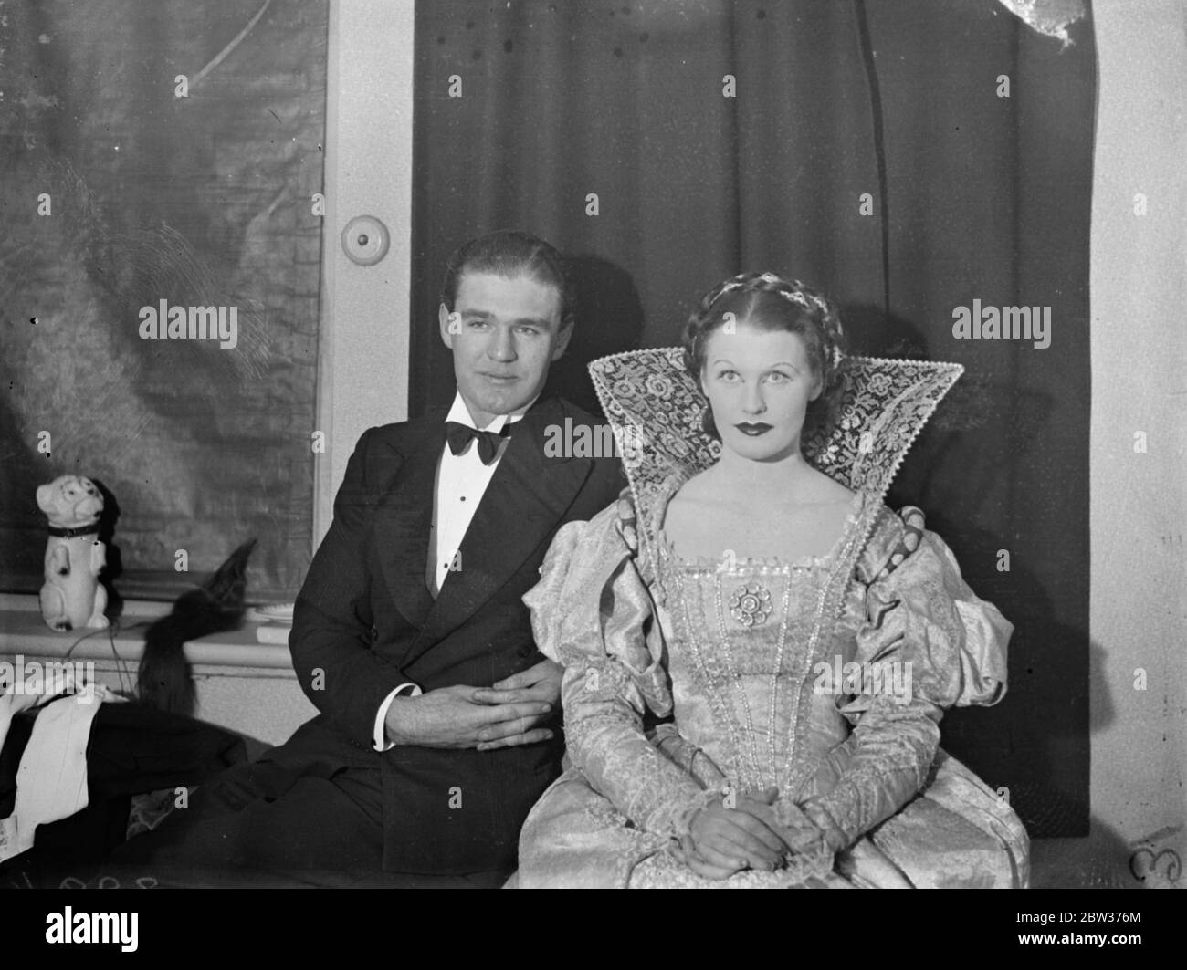 La sig.na Joan Maude sposerà l'ex rugby scozzese internazionale . La signora Joan Maude l' attrice , figlia di Miss Nancy Prince , che suona nel Rose Without a Thorn al Teatro del Duke of York , Londra sposerà il signor Frank Waters , il Cambridge Blue e l' ex Rugby International scozzese . Miss Maude che ha 25 anni , è apparso con grande successo in Jew Suss . Foto mostra ; Miss Joan Maude nel suo vestito come Katherine Howard , che sta giocando nella Rose Without a Thorn , e MR Frank Waters . 27 novembre 1933 Foto Stock