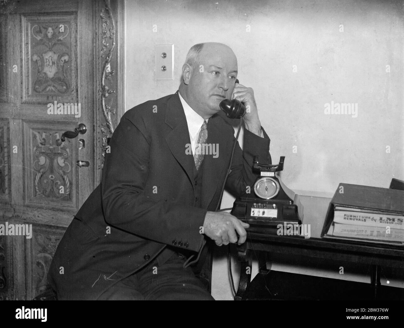 Il Postmaster generale americano paga una visita in volo a Londra e telefona all' America . Il sig. James Farley, il sig. General del Postmaster degli Stati Uniti, ha volato da Parigi a Londra in una visita di volo per un giorno. Intende tornare domani . Il signor Farley deve ispezionare alcuni accordi postali britannici, al fine di ridurre il deficit di funzionamento del servizio postale degli Stati Uniti. James Farley , chiamando l' America presso il suo hotel di Londra . 15 dicembre 1933 Foto Stock