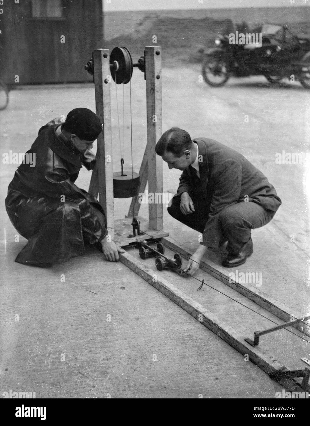 Ministero dei Trasporti che cerca di risolvere il problema dello skidding . Presso la Stazione di Ricerca del Ministero dei Trasporti sulla tangenziale di Colnbrook , gli scienziati stanno lavorando per risolvere il problema più grande dell' automobilismo , quello dello skidding . Ogni tipo di materiale viene testato presso la stazione su superfici stradali appositamente costruite e i risultati vengono registrati su una speciale tabella . La foto mostra ; verifica delle ruote su un telaio modello presso la stazione . Il modello viene catapultato insieme al pattino e registrato su una tabella . 18 dicembre 1933 Foto Stock