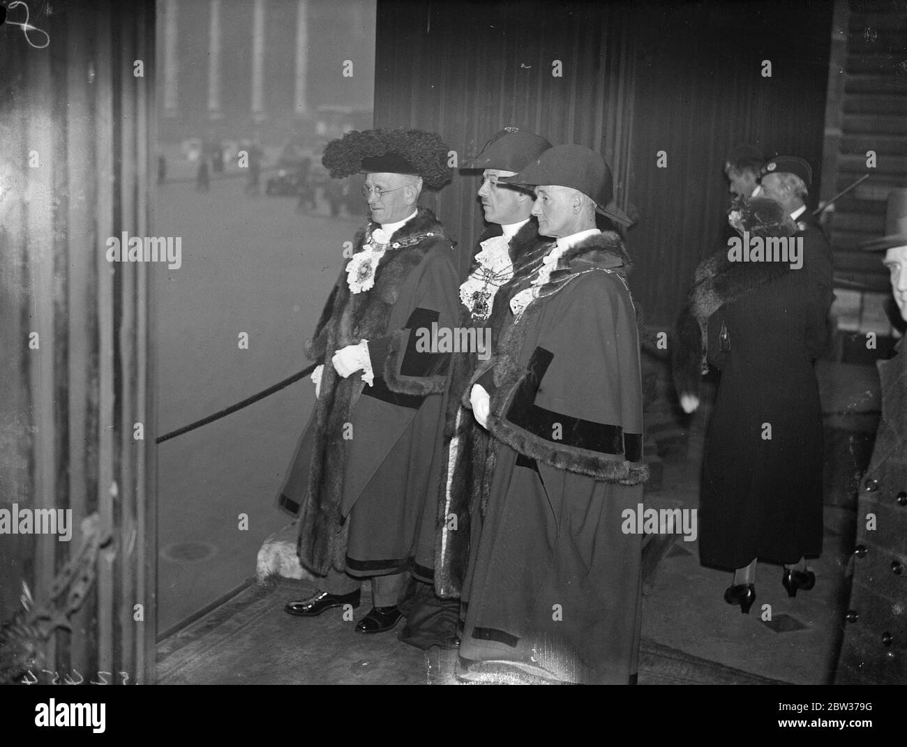 Il sindaco del Signore prende il saluto a marzo passato della Brigata ebraica del Lads alla casa di palazzo. Il Sindaco del Signore ha preso il saluto alla Casa di Palazzo nel passato annuale della Brigata Ebraica dei Lads. Successivamente frequentò un servizio presso la Grande Synagoggue in Duke Street , Aldgate . Foto spettacoli ; il Sindaco del Signore che saluta la marcia passata . 17 dicembre 1933 Foto Stock