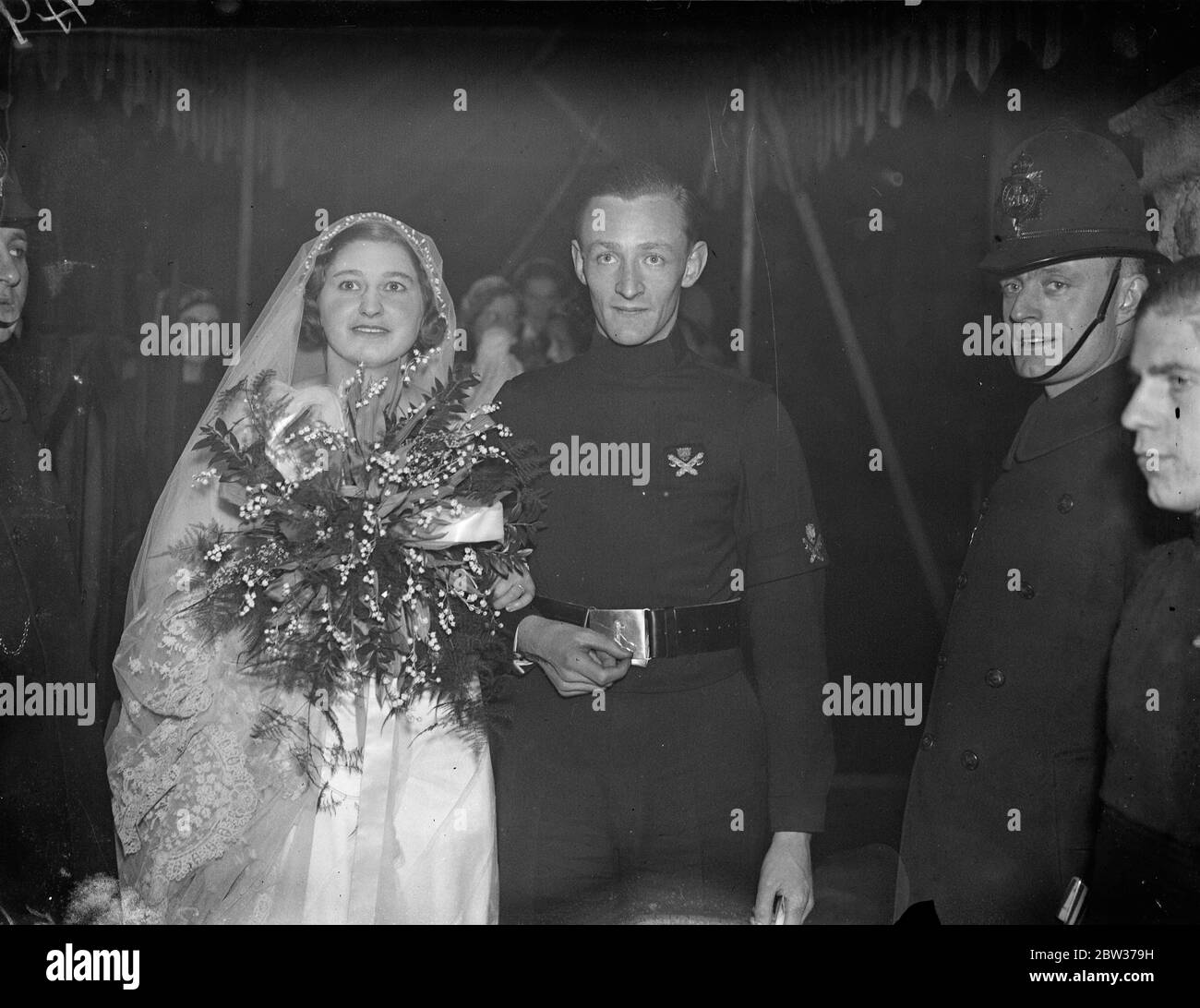 Una guardia d'onore delle magliette ha partecipato al matrimonio alla Chiesa di San Michele , Chester Square , Londra , di Ian Hope Dundas , capo di stato maggiore dell'Unione britannica dei fascisti e di Miss Pamela Ernestin Dorman , anch'essa fascista . Sir Oswald Mosley , leader dell' Unione britannica dei fascisti , era il migliore uomo alla cerimonia . Il signor Dundas e figlio del defunto ammiraglio Sir Charles Dundas di Inchgarbie House, South Queensferry, Scozia. La sposa è una nipote del compianto Sir Ernest Shackleton , l' esploratore antartico . Spettacoli fotografici ; lo sposo e lo sposo che arrivano per la reception attraverso la gua Foto Stock