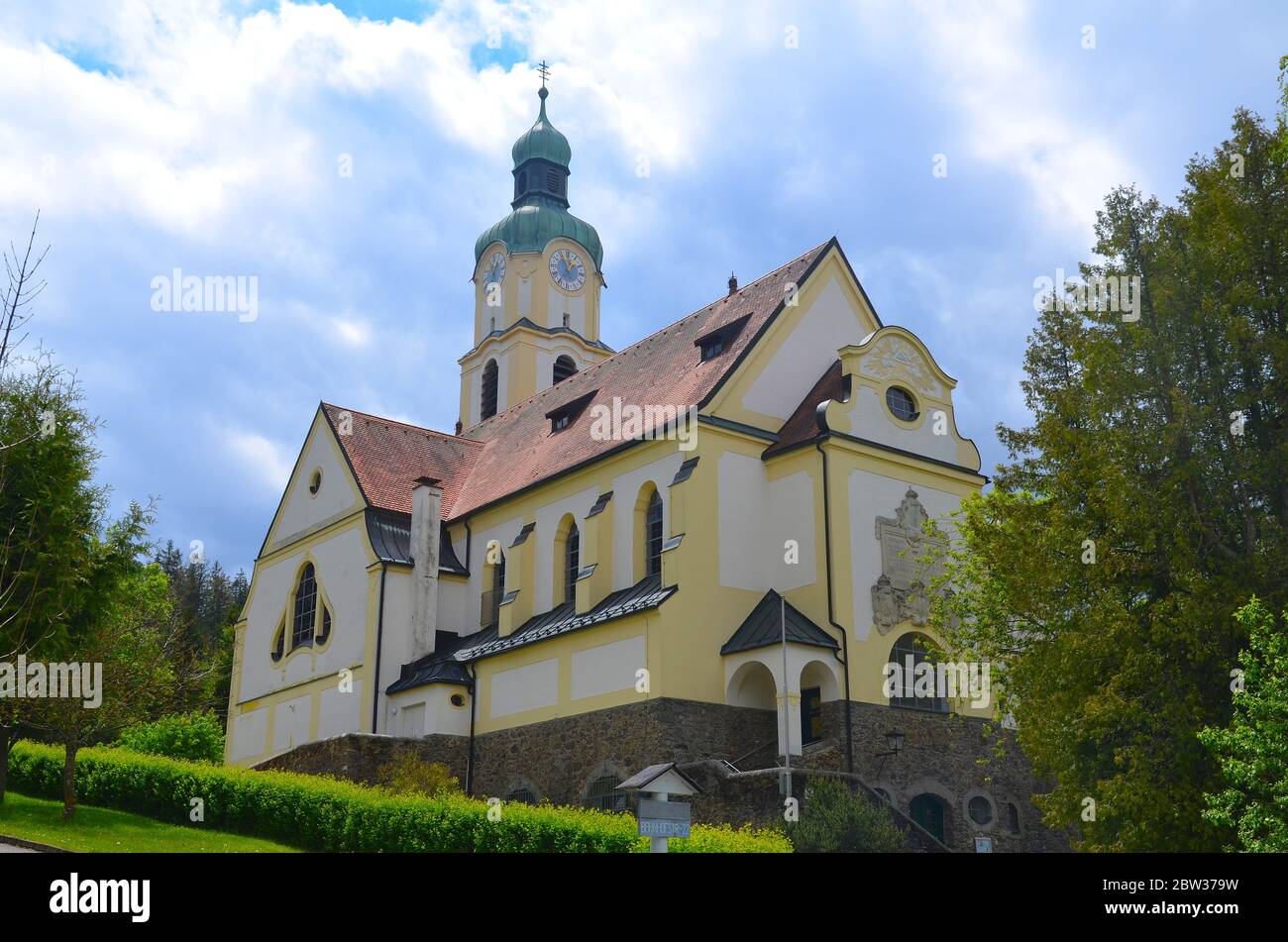 Bayerisch Eisenstein, Zelezna Ruda, Alzbetin, Grenzort zu Tschechien: Ortsmitte, katholische Kirche Foto Stock