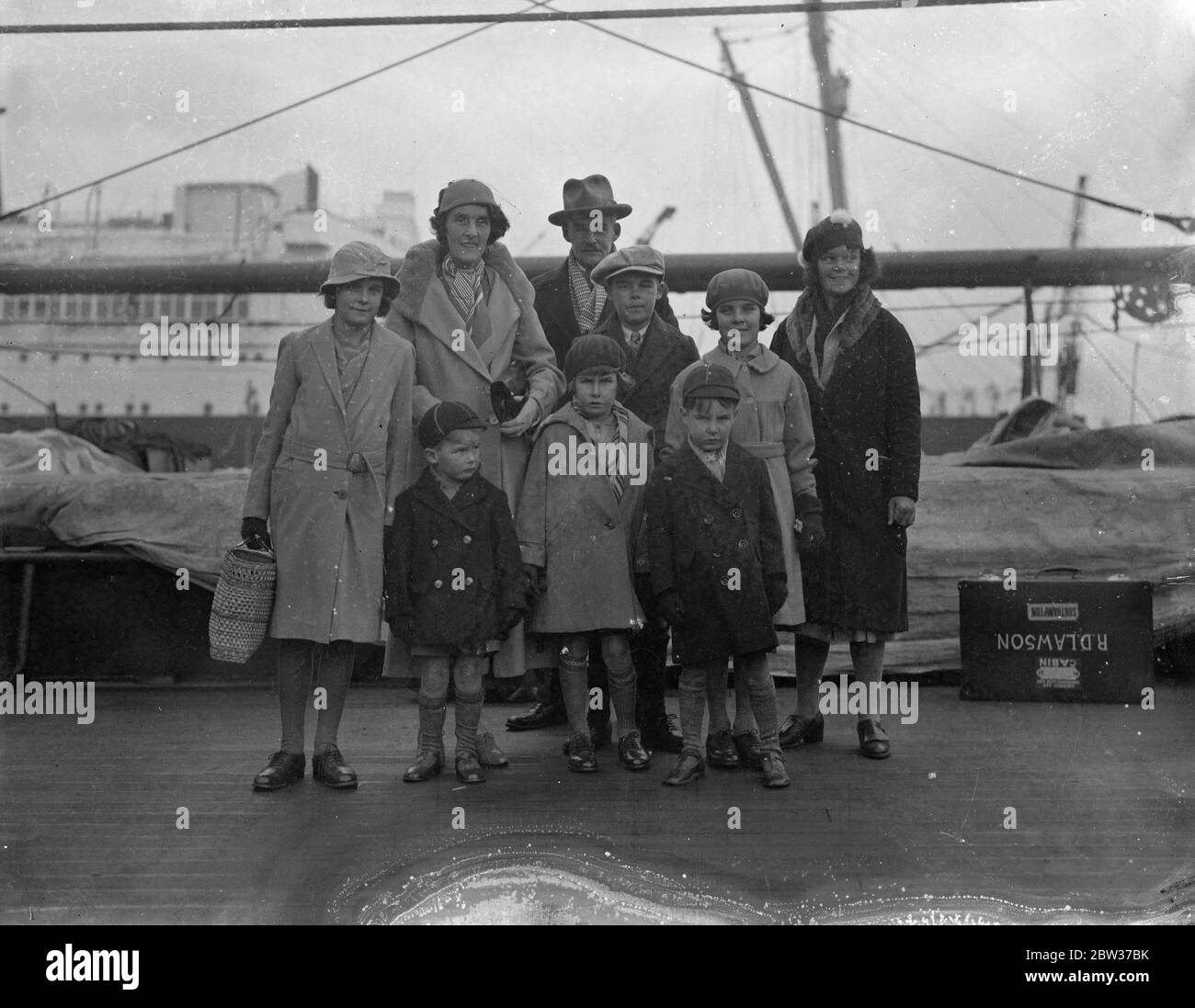 I coloni disillusi arrivano a casa dall' Australia . Il primo dei notevoli partiti di coloni vittoriani che tornano in Inghilterra dopo aver lottato con le condizioni in Australia per dieci anni , è tornato a Londra . Tra di loro c'era il signor Charles Hame Dixon con sua moglie e otto figli. Il signor Dixon ha rinunciato a una buona posizione per stabilirsi in Australia dove ha perso tutti i suoi risparmi . Spettacoli fotografici , il signor Chales Dixon e la sua famiglia e altri coloni rientrati sono stati accolti all'arrivo alla stazione di Waterloo , Londra , sulla SS Hobson con il treno in barca . 29 marzo 1934 Foto Stock