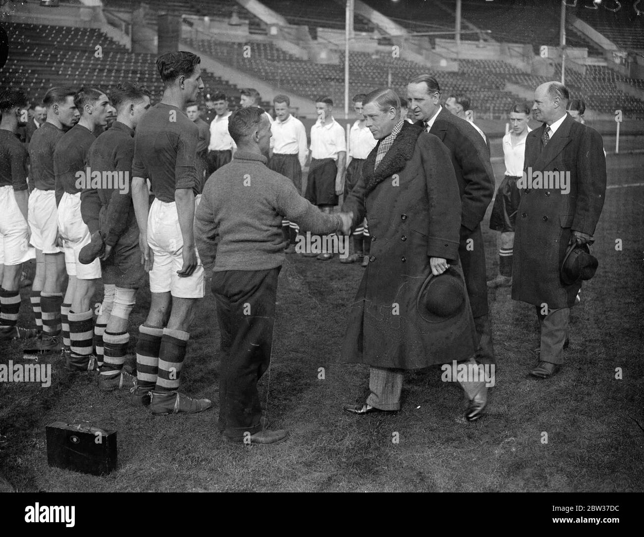 Prince of Wales vede la finale di calcio disoccupato a Wembley . Il Principe del Galles ha assistito alla finale della competizione di campionato di calcio di Londra tra il Trafalgar club , Greenwich , e il Walthamstow Fellowship Club . Tutti i membri di entrambe le squadre sono uomini disoccupati . La partita si è svolta allo stadio di Wembley . Spettacoli fotografici , il Principe del Galles stringe le mani con il team Trafalgar Club . 21 marzo 1934 Foto Stock