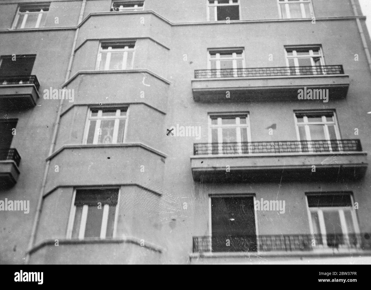 Quando i funzionari di polizia si recarono a trovare il signor Samuel Insull , il finanziere americano che è stato voluto dalle accuse di appropriazione indebita del governo degli Stati Uniti , scoprirono di essere fuggito dal paese. Doveva essere espulso dalla Grecia dove aveva cercato rifugio . Il signor Insul è stato poi trovato a bordo di una nave da carico greca per Port Said . Dopo che i messaggi senza fili sono stati inviati da Atene , la nave greca è tornata in Grecia . La polizia di Atene, fidandosi dei medici, riferisce che Insull era un uomo morente , guardava solo la porta d'ingresso della casa di appartamenti in cui stava alloggiando . L'onorevole Insull è sfuggito Foto Stock