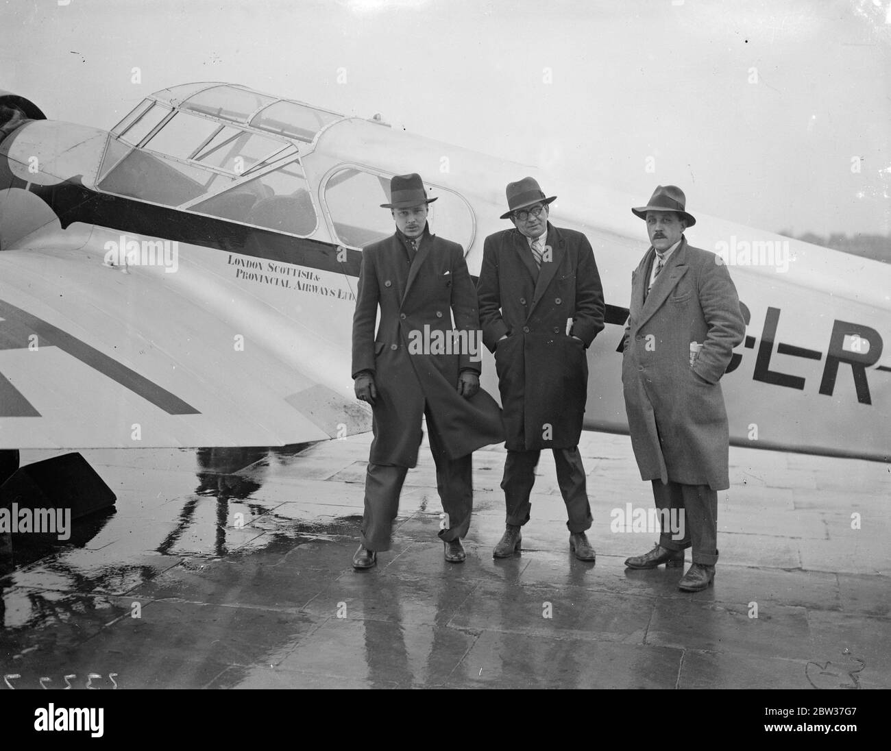 Primo aereo su nuovo servizio lascia Croydon per Glasgow . Il primo aereo del nuovo servizio aereo internazionale partì da Croydon per Glasgow, da sinistra a destra, dal signor W Burnside (pilota e direttore ), dal signor Groves, primo passeggero, e dal signor F Hayter (navigatore ) a Croydon prima della partenza. 24 febbraio 1934 Foto Stock