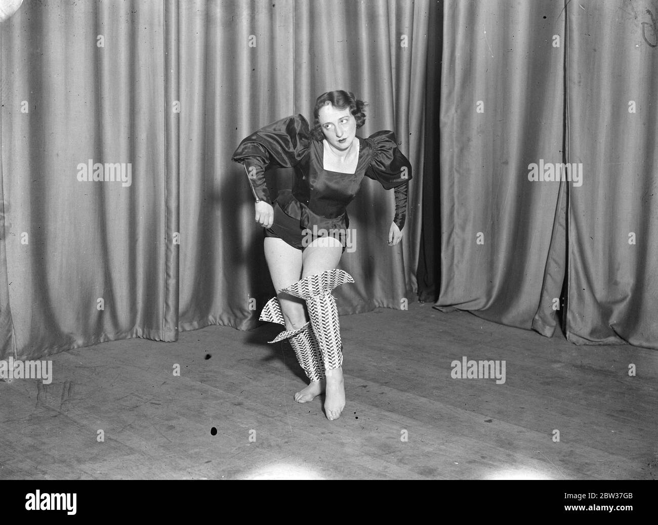 Famosi ballerini continentali si preparano a Londra per la prima apparizione in Inghilterra . Kate Eisenstaedt e Renata Kuh , la famosa ballerina continentale , hanno fatto i preparativi finali al teatro Grafton di Londra , per la loro prima apparizione in Inghilterra , che si terrà domani . Daranno alcuni dei migliori esempi di danza impressionista e continentale e di lavoro di gruppo . Spettacoli fotografici , Madame Kate Eisenstaedt durante una delle sue danze . 19 marzo 1934 Foto Stock