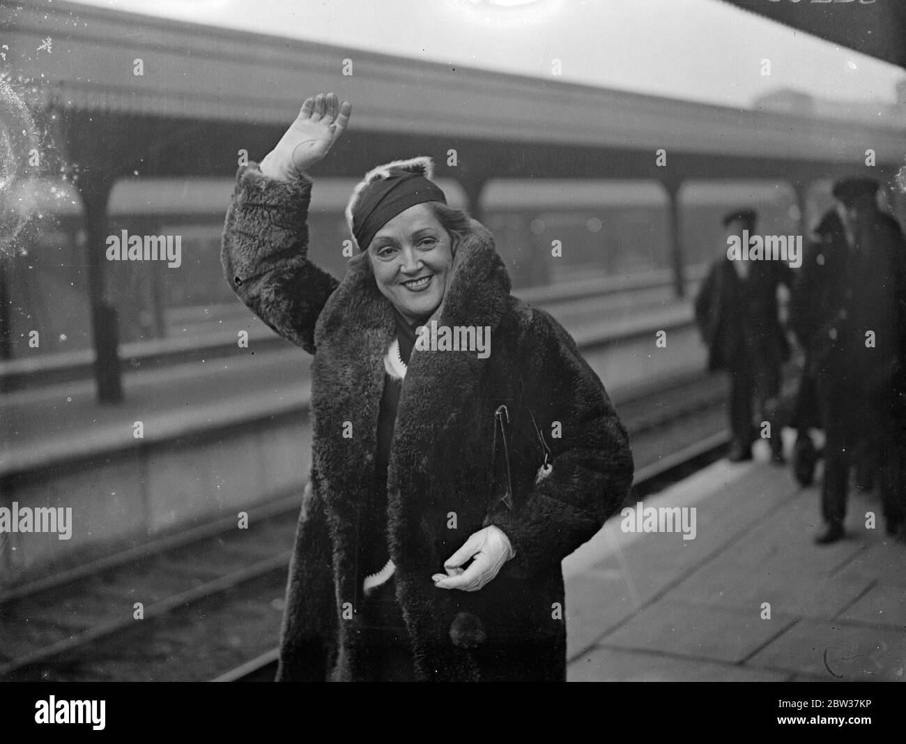 La signora Mary McCormick arriva a Londra . La signora Mary McCormick , la star dell'opera , ed ex moglie del principe Serge Mdivani , arrivò a Londra sul treno della nave IIe de Drance alla stazione di Paddington . Nonostante la concessione di un'ingiunzione per impedirle di apparire ovunque tranne che a Hollywood , si prevede che compaia al London Palladium . Spettacoli fotografici , Miss Mary McCormick all'arrivo alla stazione di Paddington , Londra . 19 gennaio 1934 Foto Stock