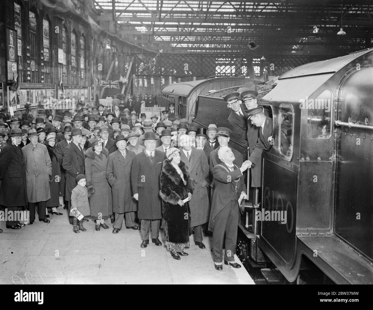 La città di casa dà il benvenuto civico al pilota di Royal Scot - famoso motore a Carlisle . Carlisle ha dato un'accoglienza civica al famoso treno LMS Royal Scot , e al suo equipaggio , quando sono arrivati lì durante il tour del motore del paese , che segue il suo trionfante assetto americano . La ricezione pubblica ha segnato il fatto che il driver W Gilbertson è un uomo Carlisle . Il sindaco di Carlisle ( e Grey ) ha accolto il conducente Gilbertson nella sua città natale. 11 gennaio 1934 Foto Stock