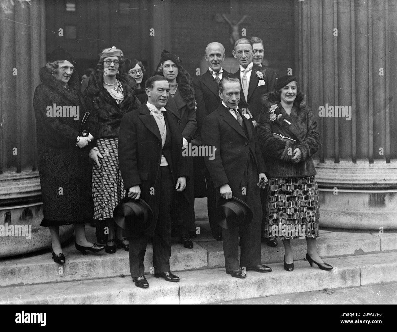 La vedova di un famoso allenatore di fantini a Londra . Fred Lane , che ha vinto il Derby l' anno scorso il 5 aprile , è stato sposato alla Chiesa di San Pietro , Eaton Square , Londra , con la signora Florence Griggs , vedova di Walter Griggs, allenatore di Newmarket . La signora Griggs è la sorella del compianto Fred Rickaby , il fantino Stanley House morto in servizio attivo durante la guerra ed è zia dei fratelli Fred e William Rickaby , anche lui ben noto . Sua sorella , Iris è sposata con Keith Piggot , il fantino steeplechase . Spettacoli fotografici ; famosi jockeys alla cerimonia . Steve Donoghue e Freddie Fox Foto Stock