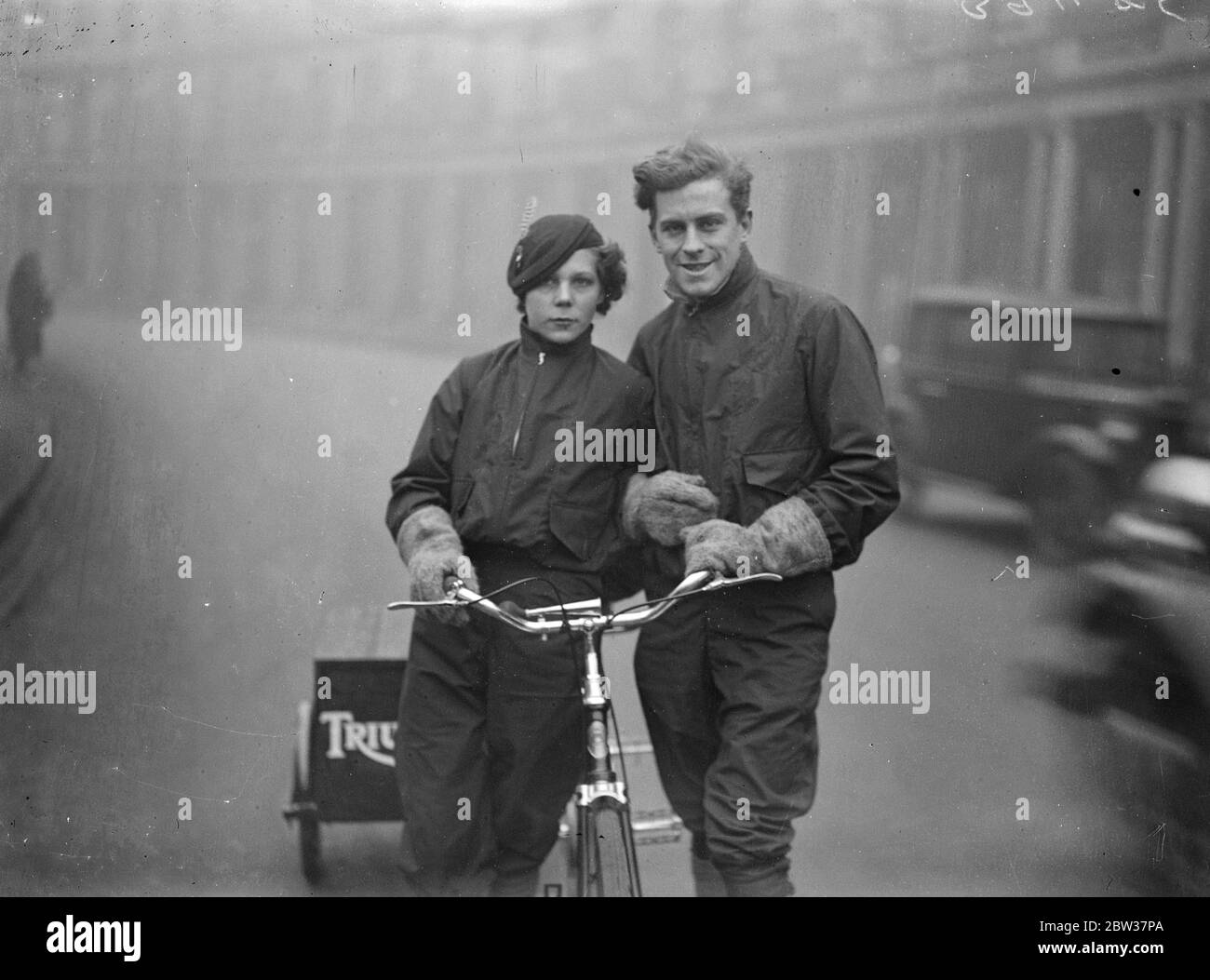 Esploratori in bicicletta tandem per la ricerca del tesoro biblico . Il signor e la signora John Carveth Wells stanno lasciando Londra su una bicicletta tandem per Abyssinia dove sperano di dissotterrare il tesoro che si ritiene sia stato nascosto dalla Regina di Sheba . Il signor Wells è il figlio del famoso esploratore anglo-canadese . Spettacoli fotografici ; John Carveth Wells e sua moglie Jill alla partenza da Londra con la loro moto tandem . 21 dicembre 1933 Foto Stock