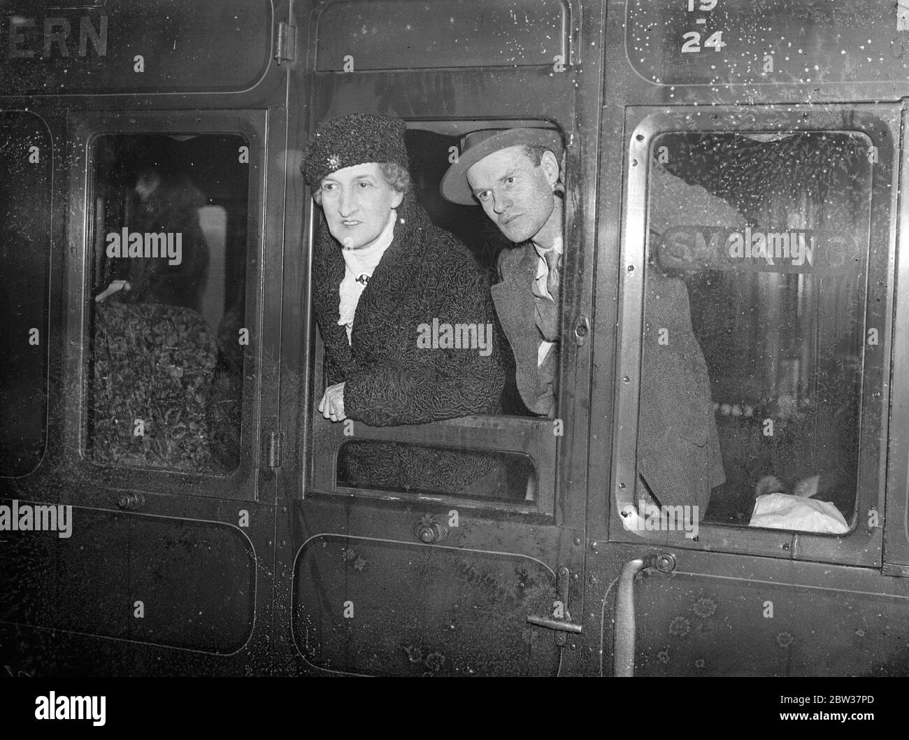 Lady Oxford e Anthony Asquith si staccano a Vienna . Lady Oxford e suo figlio Anthony Asquith , il regista , lasciarono Victoria Station , Londra , per Vienna . Spettacoli fotografici ; Lady Oxford e MR Anthony Asquith alla loro carrozza a Victoria Station . 21 dicembre 1933 Foto Stock