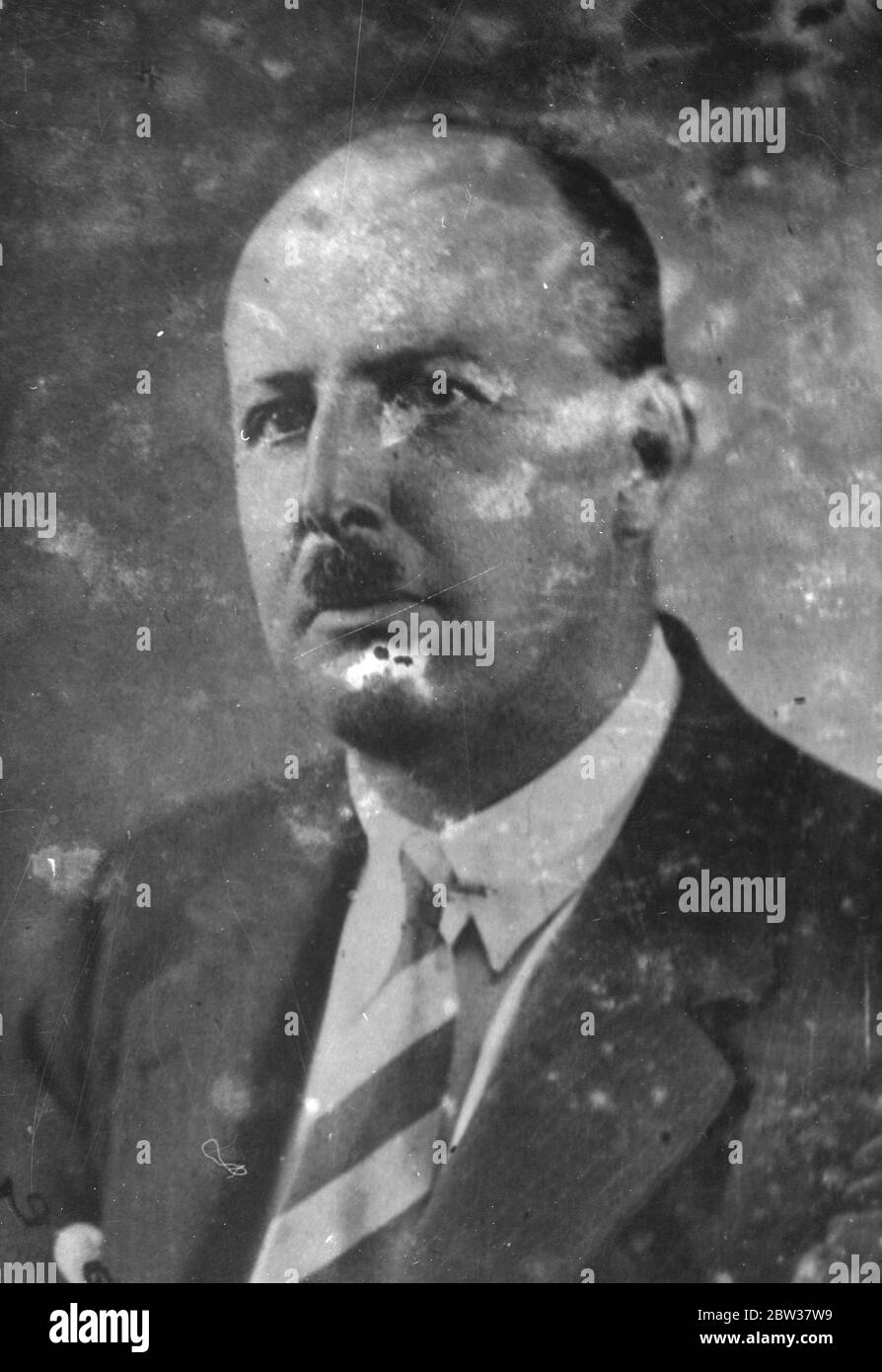 Ingegnere arrestato a Londra per chiedere denaro al re accusato . Clarence Guy Gordon Haddon , di 43 anni , un ingegnere di consulenza di Islington , Londra , è stato arrestato e accusato di un mandato di denaro esigente dalle minacce del re . Il mandato era stato emesso dal capo Metropolita Magistrates, Sir Rollo Graham Campbell. Haddon ha sei decorazioni di guerra tra cui la Croix de Guerre francese e altri onori . Un tempo era un consulente tecnico della Commissione delle tombe di guerra . Spettacoli fotografici ; Clarence Guy Gordon Haddon . 29 novembre 1933 Foto Stock