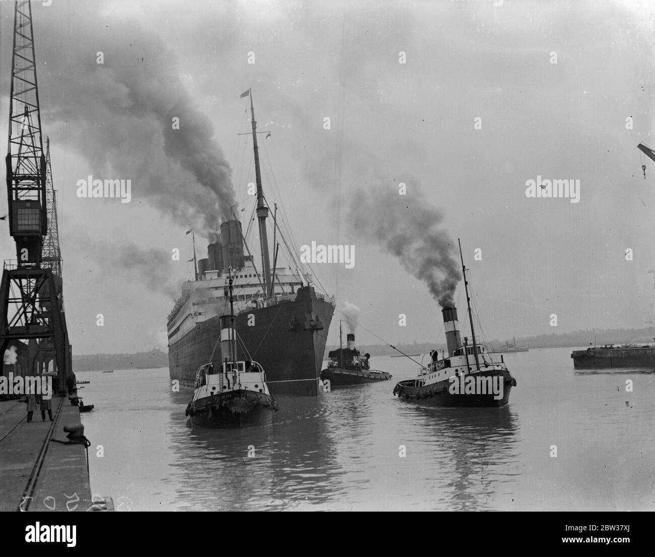 Berengaria arriva dopo il ritardo della nebbia . La nave, Berengaria, che viene trainata a Southampton dopo il suo viaggio attraverso l'Atlantico. Fu ritardata dalla nebbia . 22 dicembre 1933 Foto Stock