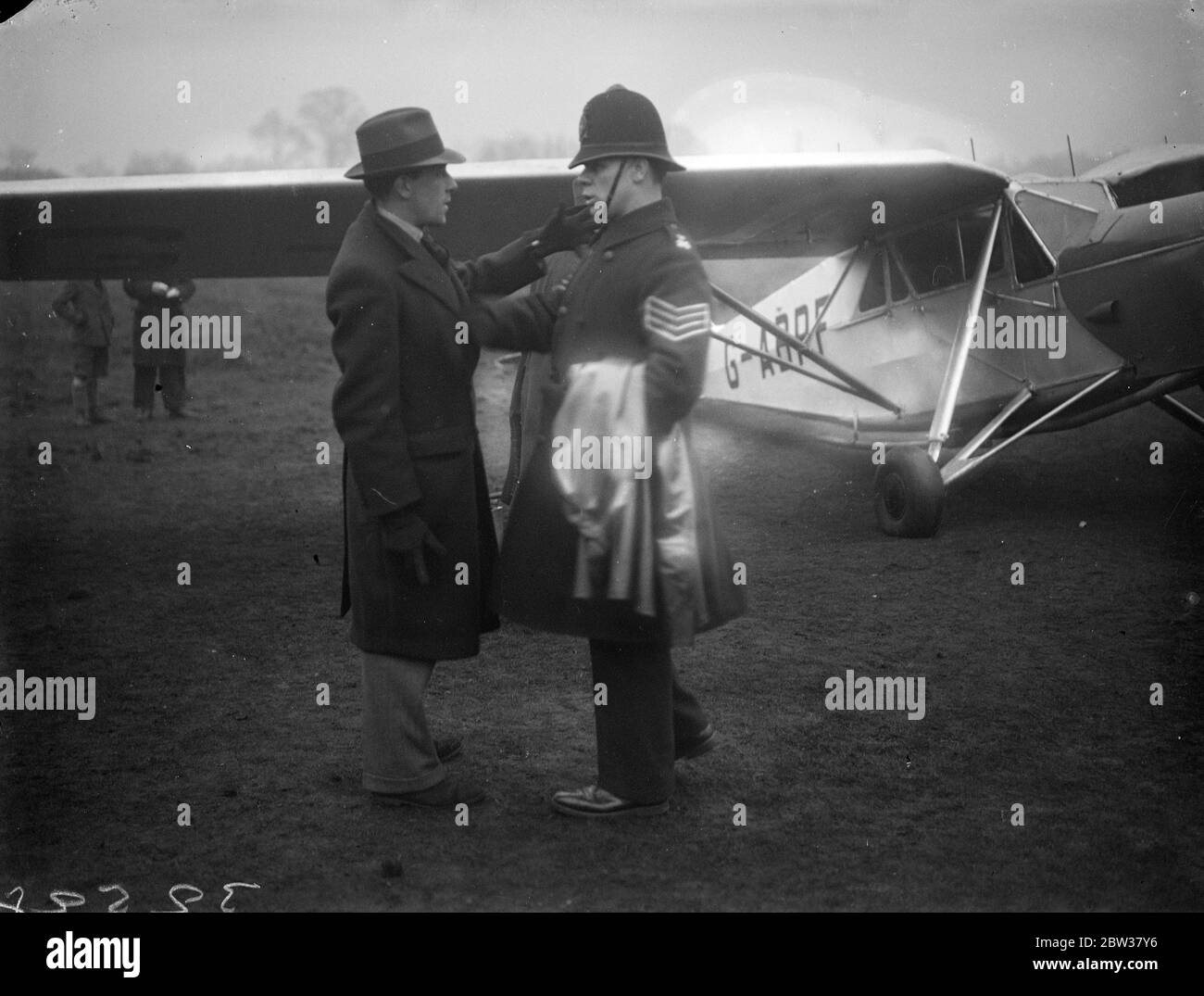 Pilota salva i bambini come è costretto a scendere su Mitcham Common . Il sig. Frederick Roy Tuckett, di Knightsbridge, Londra, pilota, ha perso di poco i bambini che giocavano a Mitcham Common, Surrey, quando vi sbarcò durante un volo da Lympne, Kent, a Heston, Middlesex. Si imbatté in una fitta riva di nebbia vicino a Edenbridge , e fu perso per un certo tempo . Decise di fare per Croydon , ma la sua fornitura di benzina era pericolosamente bassa . A causa della nebbia , decise di atterrare . Il signor Tuckett si è fatto un cenno frettolosamente ai bambini che giocavano sul comune e hanno corso alla sicurezza . Il serbatoio della macchina era completamente vuoto . PH Foto Stock