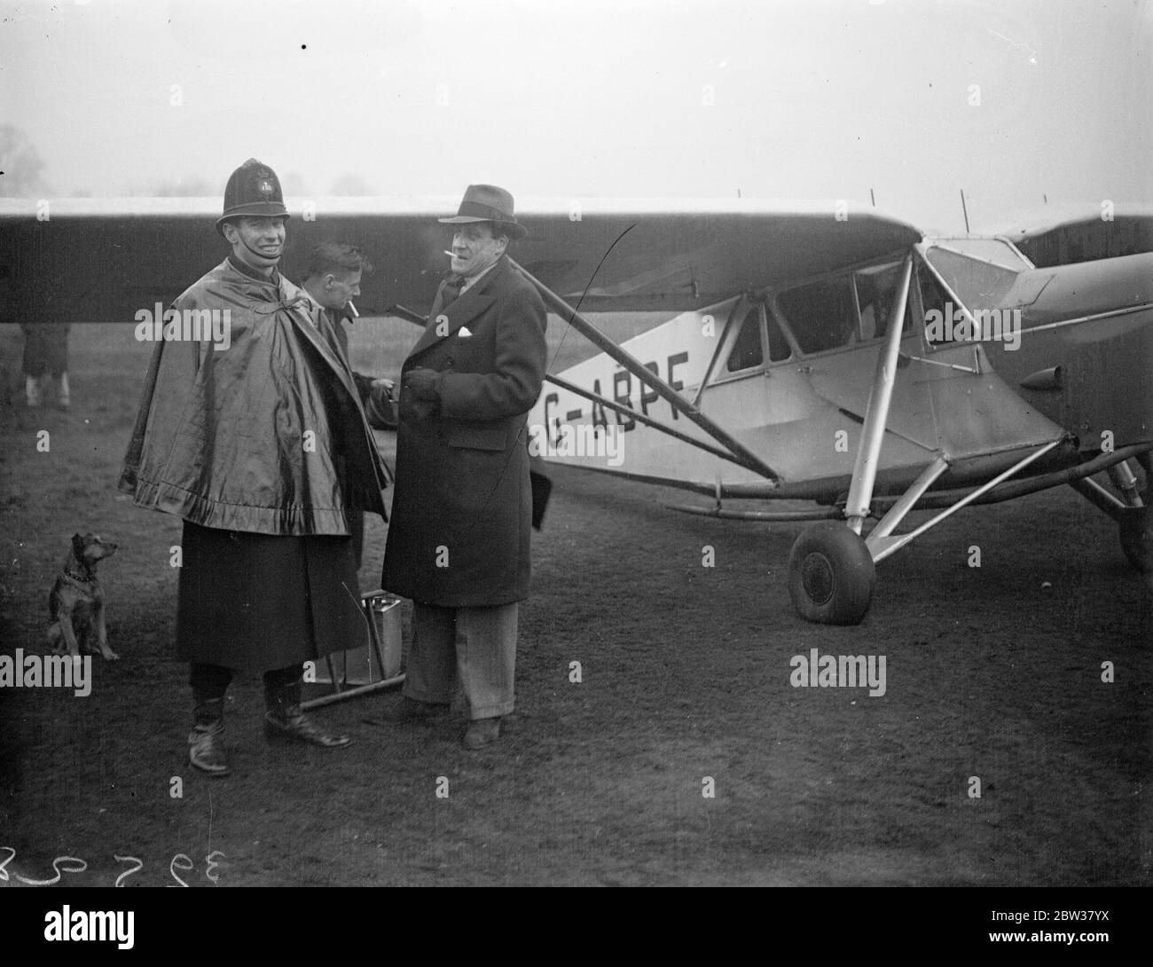 Pilota salva i bambini come è costretto a scendere su Mitcham Common . Il sig. Frederick Roy Tuckett, di Knightsbridge, Londra, pilota, ha perso di poco i bambini che giocavano a Mitcham Common, Surrey, quando vi sbarcò durante un volo da Lympne, Kent, a Heston, Middlesex. Si imbatté in una fitta riva di nebbia vicino a Edenbridge , e fu perso per un certo tempo . Decise di fare per Croydon , ma la sua fornitura di benzina era pericolosamente bassa . A causa della nebbia , decise di atterrare . Il signor Tuckett si è fatto un cenno frettolosamente ai bambini che giocavano sul comune e hanno corso alla sicurezza . Il serbatoio della macchina era completamente vuoto . PH Foto Stock