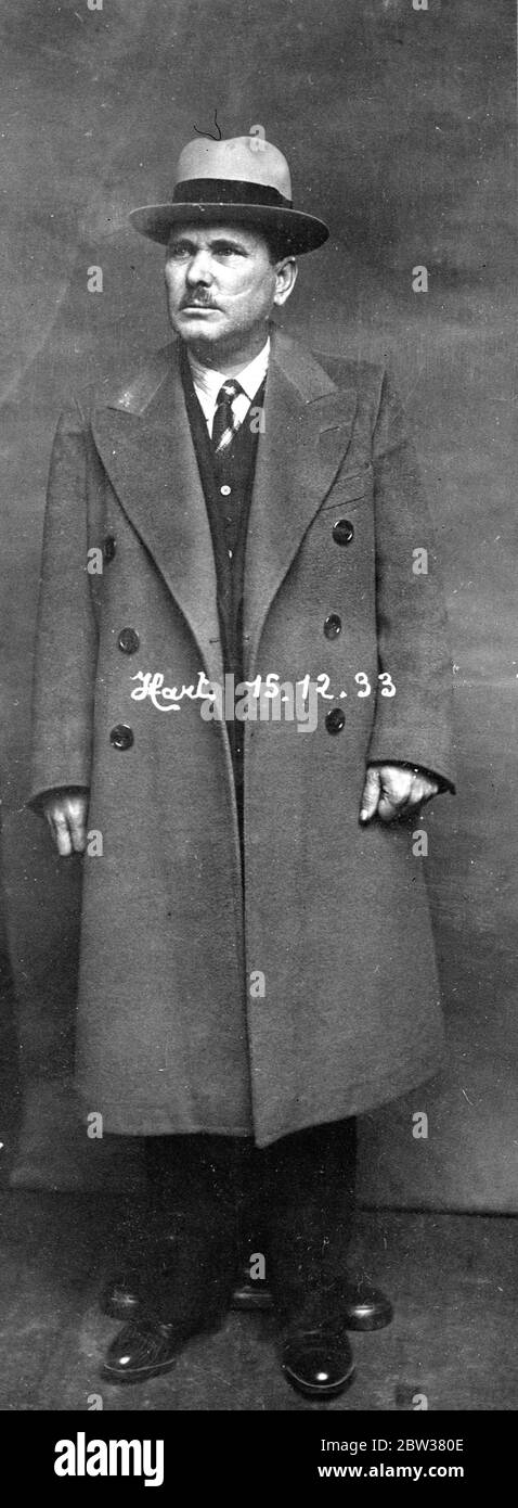 L'inglese arrestato dalla polizia francese ha detto di essere un trafficante di droga . Un inglese di nome John Arthur Hart , nato a Bristol nel 1885 , è stato arrestato a Parigi . Secondo la polizia francese , è un criminale internazionale e un trafficante di stupefacenti . Si dice che abbia operato negli aliasi di Charles Leonard Spencer , Harry Silter e che abbia portato un passaporto in nome di Walter Cunningham' nato a Londra , Ontario , Canada , nel 1890 . Egli è detenuto dalle autorità per aver utilizzato un passaporto falsificato . Spettacoli fotografici ; John Arthur Hart . 28 dicembre 1933 Foto Stock