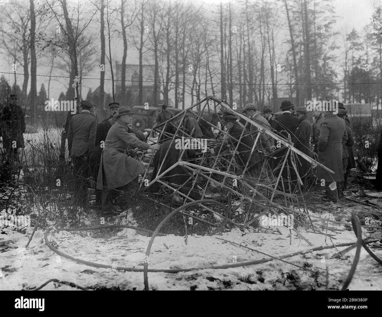 Dieci uccisi in un incidente di aereo di linea britannico . Otto passeggeri , il pilota e il primo ufficiale furono uccisi quando l' aereo di linea della Imperial Airways, Apollo , che volava da Bruxelles a Londra , si schiantò nel palo della stazione radio di Ruysselde , vicino a Bruges , Belgio , e scoppiò in fiamme . Foto spettacoli ; persone che cercano il relitto dell'aereo schiantato . 31 dicembre 1933 Foto Stock