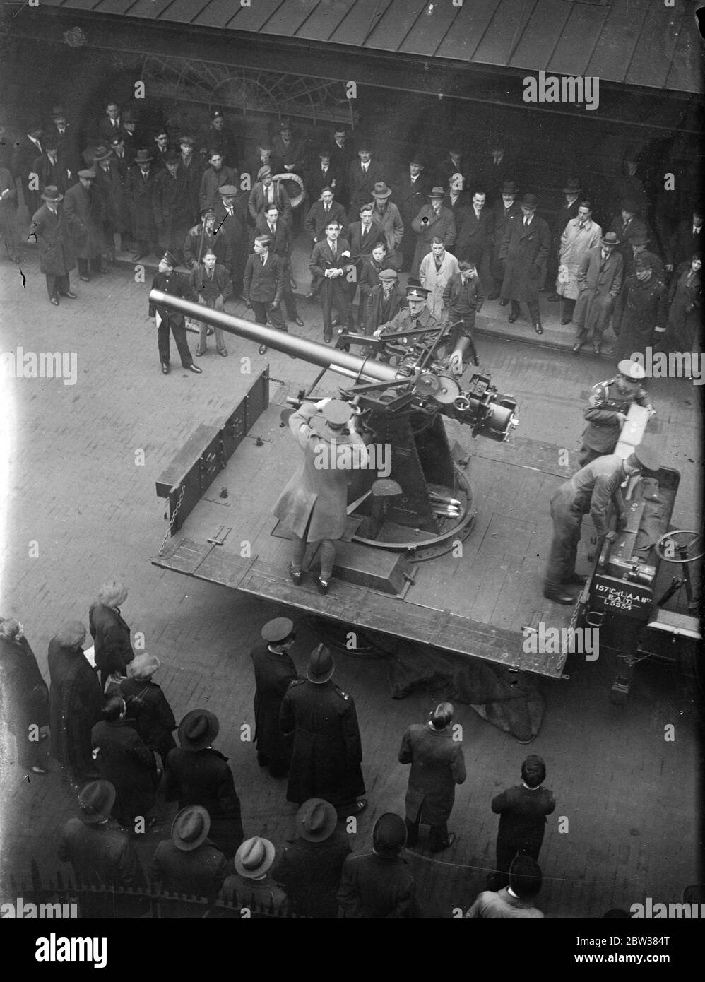 Un 3 passeri di armi anti-aereo sul retro del camion , nelle strade di Londra . Maggio 1934 Foto Stock