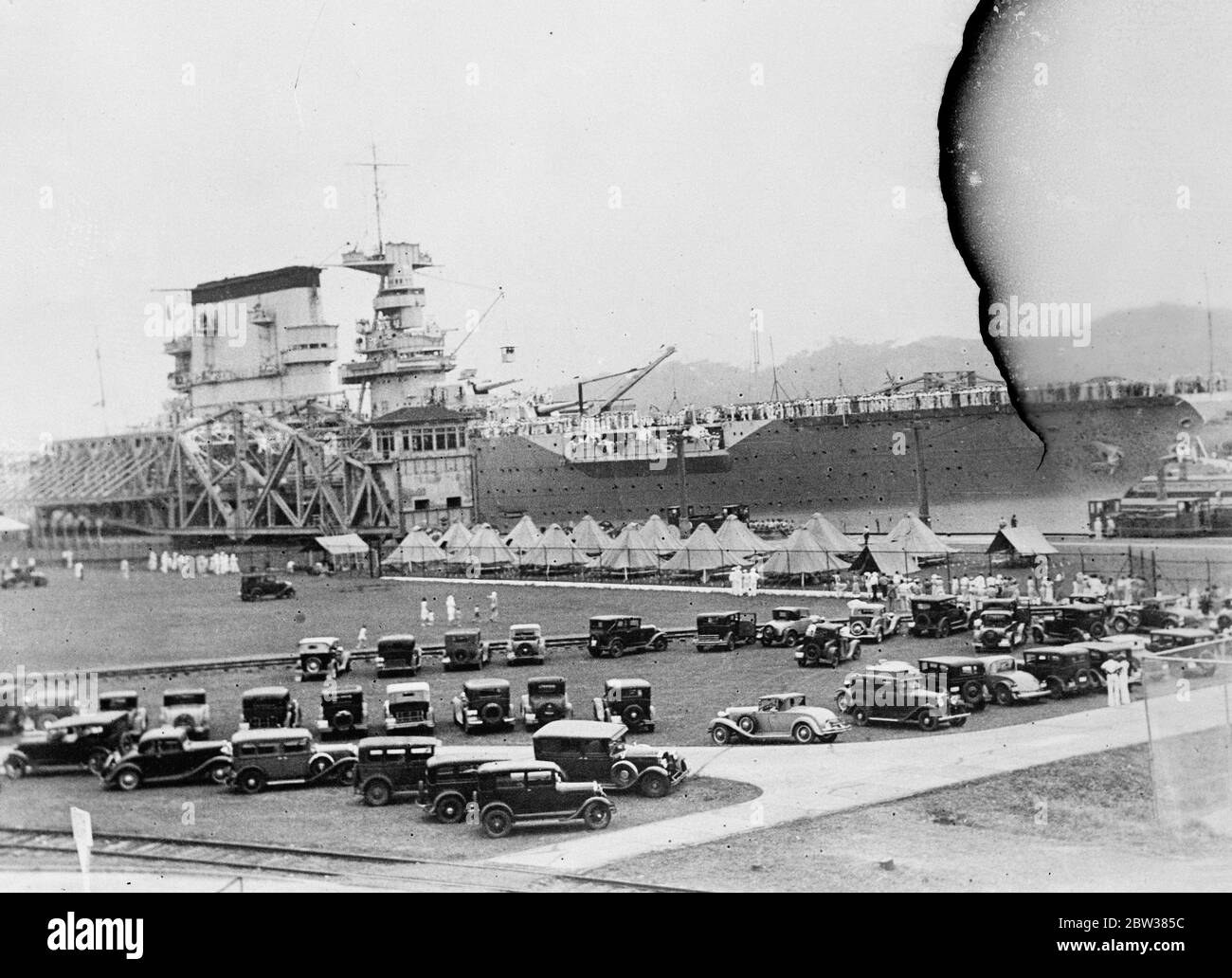 US portaerei USS Lexington (CV-2) che passa attraverso il canale di Panama . Foto Stock