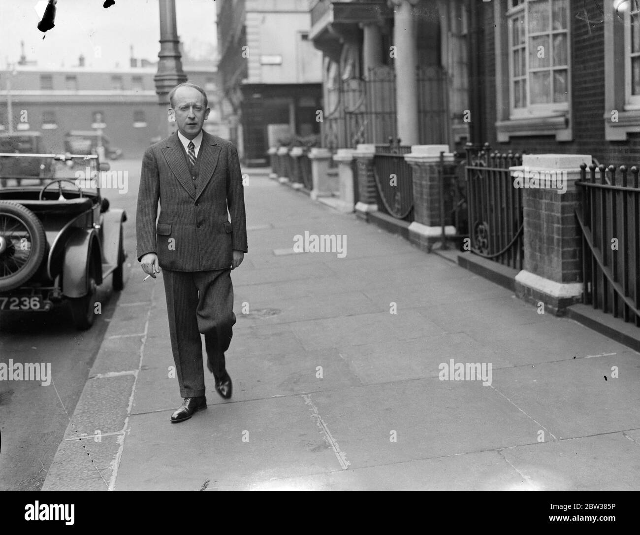 Compositore di ' Schwanda' in nascondersi a Londra . Dopo l'entusiasta accoglienza a Covent Garden della sua opera ' Schwanda ' , Jaromir Weinberger , il timido compositore ceco , si nasconde a Londra . Herr Weinberger dice che la produzione di Covent Garden era uno dei grandi momenti della sua vita . Spettacoli fotografici , Herr Weinberger fotografato a Londra . 12 maggio 1934 Foto Stock