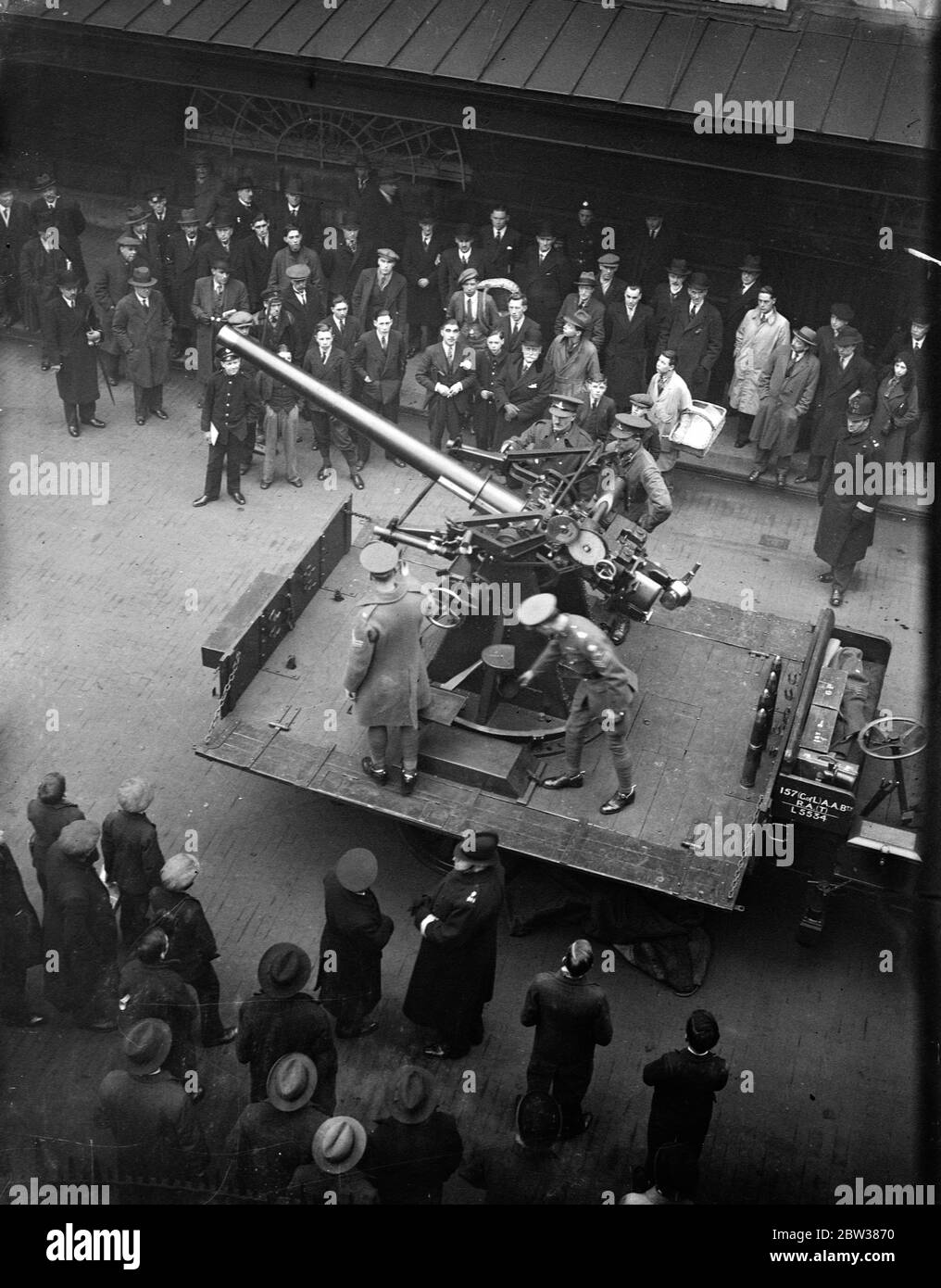 Un 3 passeri di armi anti-aereo sul retro del camion , nelle strade di Londra . Maggio 1934 Foto Stock