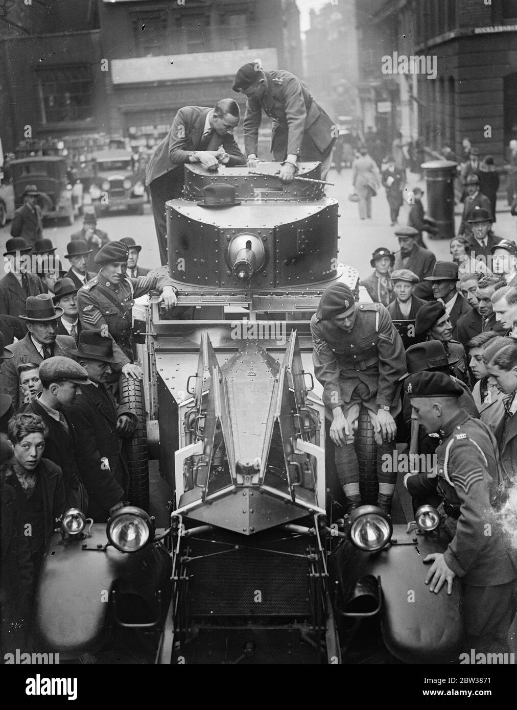 Un'auto blindata Rolls-Royce nelle strade di Londra . . Maggio 1934 Foto Stock