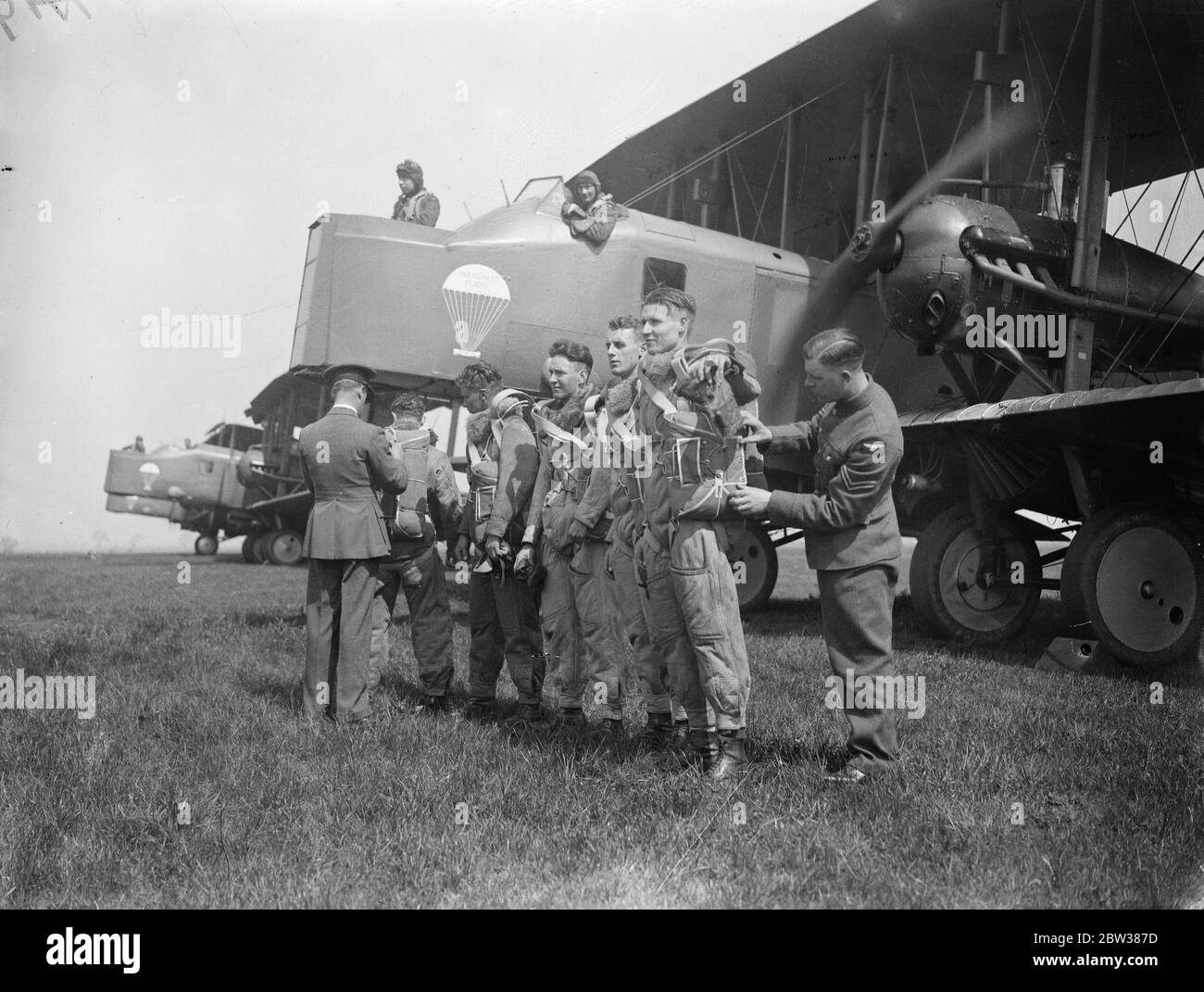 Sezione prova paracadute RAF al lavoro . Una dimostrazione è stata effettuata presso la sezione paracadute della Royal Air Force presso l' Henlow Aerodrome , Bedfordshire , del lavoro e della formazione dei paracadutisti . Il paracadute di prova è uno degli articoli aperti all'ispezione dal pubblico sulla Giornata dell'aria dell'Impero 24 maggio . Spettacoli fotografici , ispezione di equipaggi di paracadute prima della discesa durante la dimostrazione di fronte al loro velivolo da paracadute Vickers 'Virginia' . 10 maggio 1934 Foto Stock